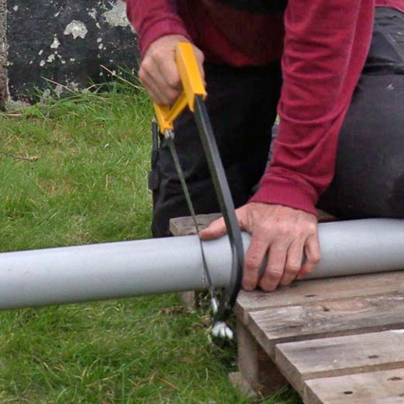 Såga till det nya stupröret