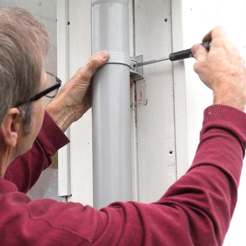 Klicka i röret i rörsvepet på väggen