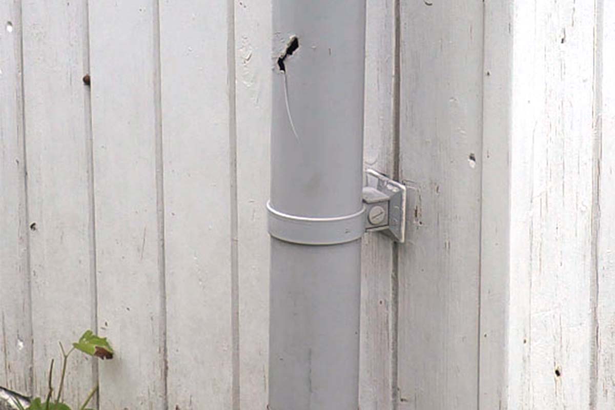 Skift utæt nedløbsrør