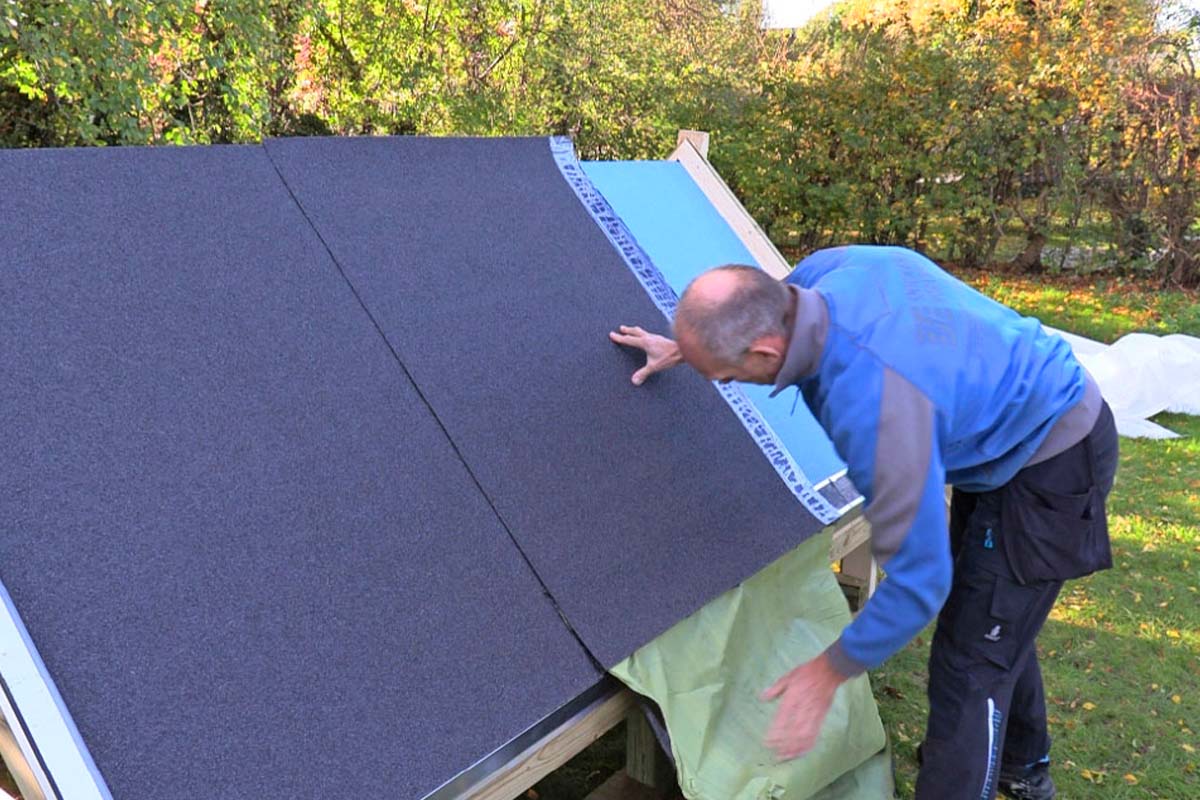 Itsestään liimautuva kattohuopa kahdessa kerroksessa