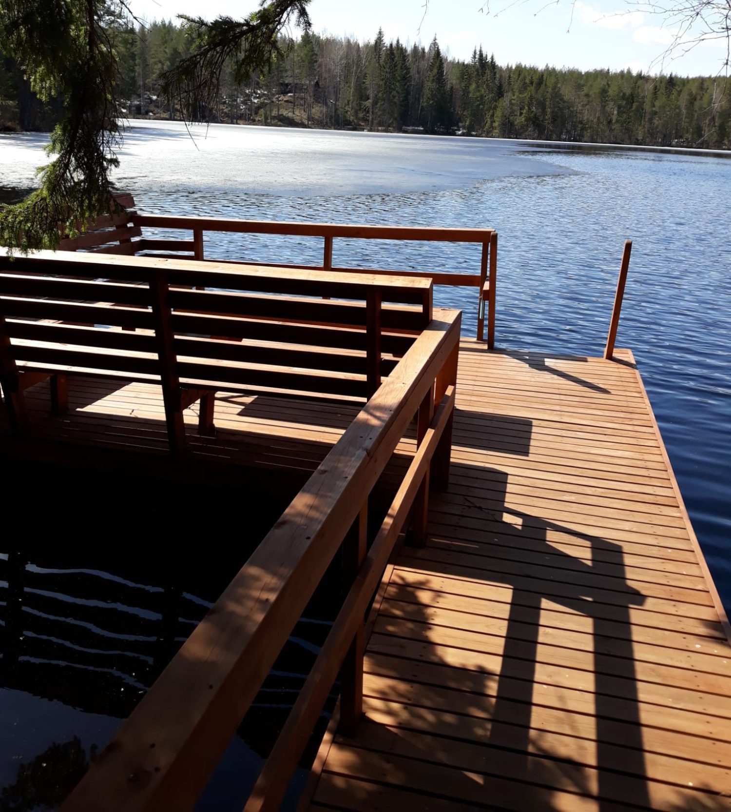 Terrassbrygga vid sjön