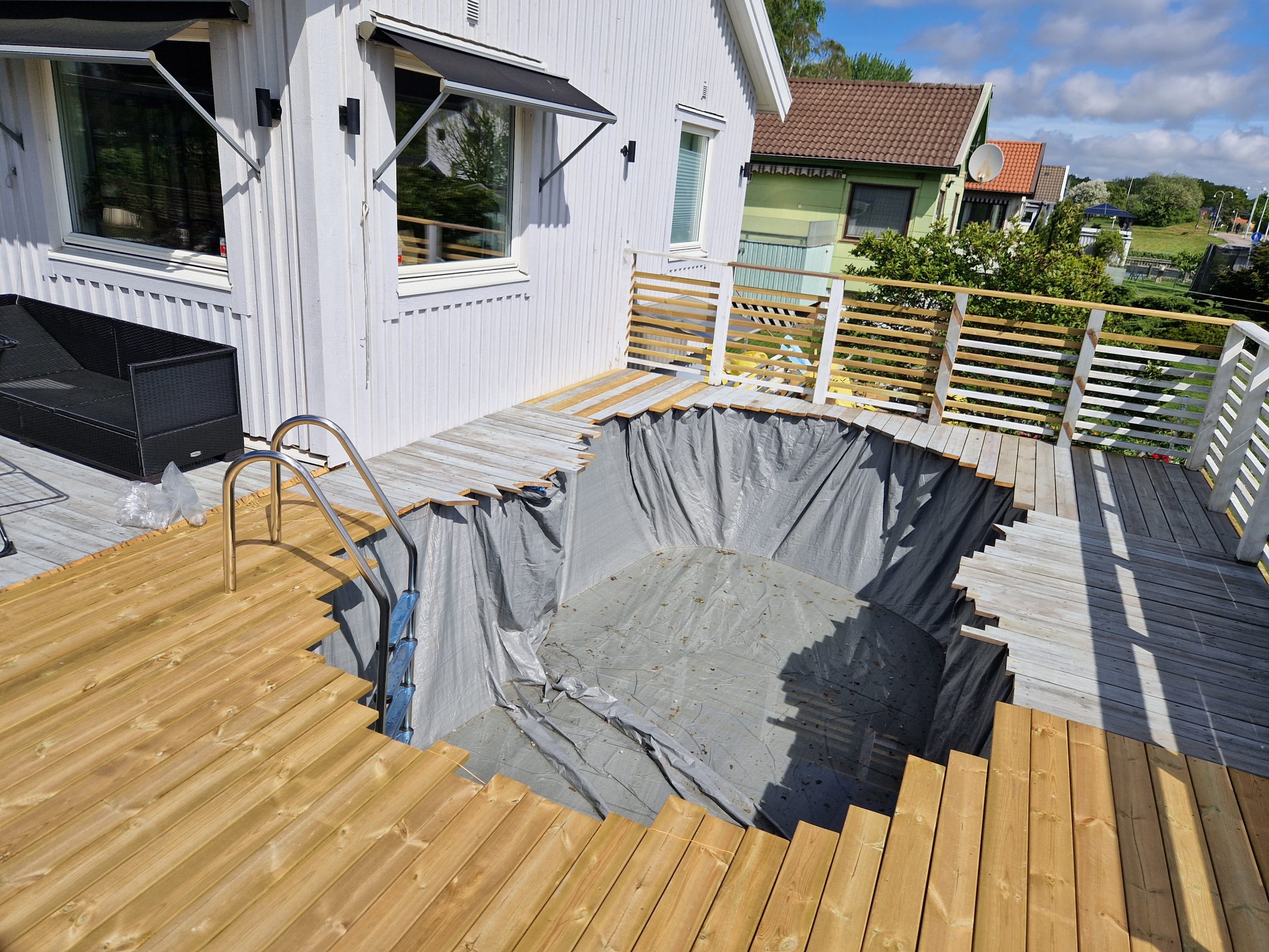 Svømmebasseng i i nivå med terrassen