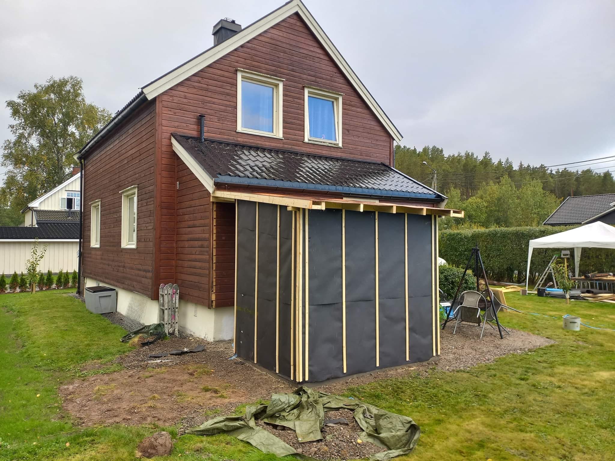 Puilla lämpiävä sauna