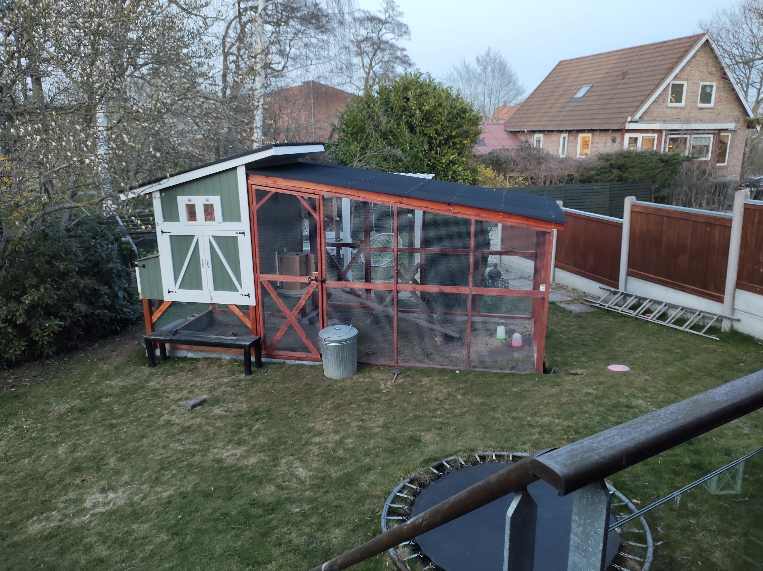 Hönshus med överbyggd gård