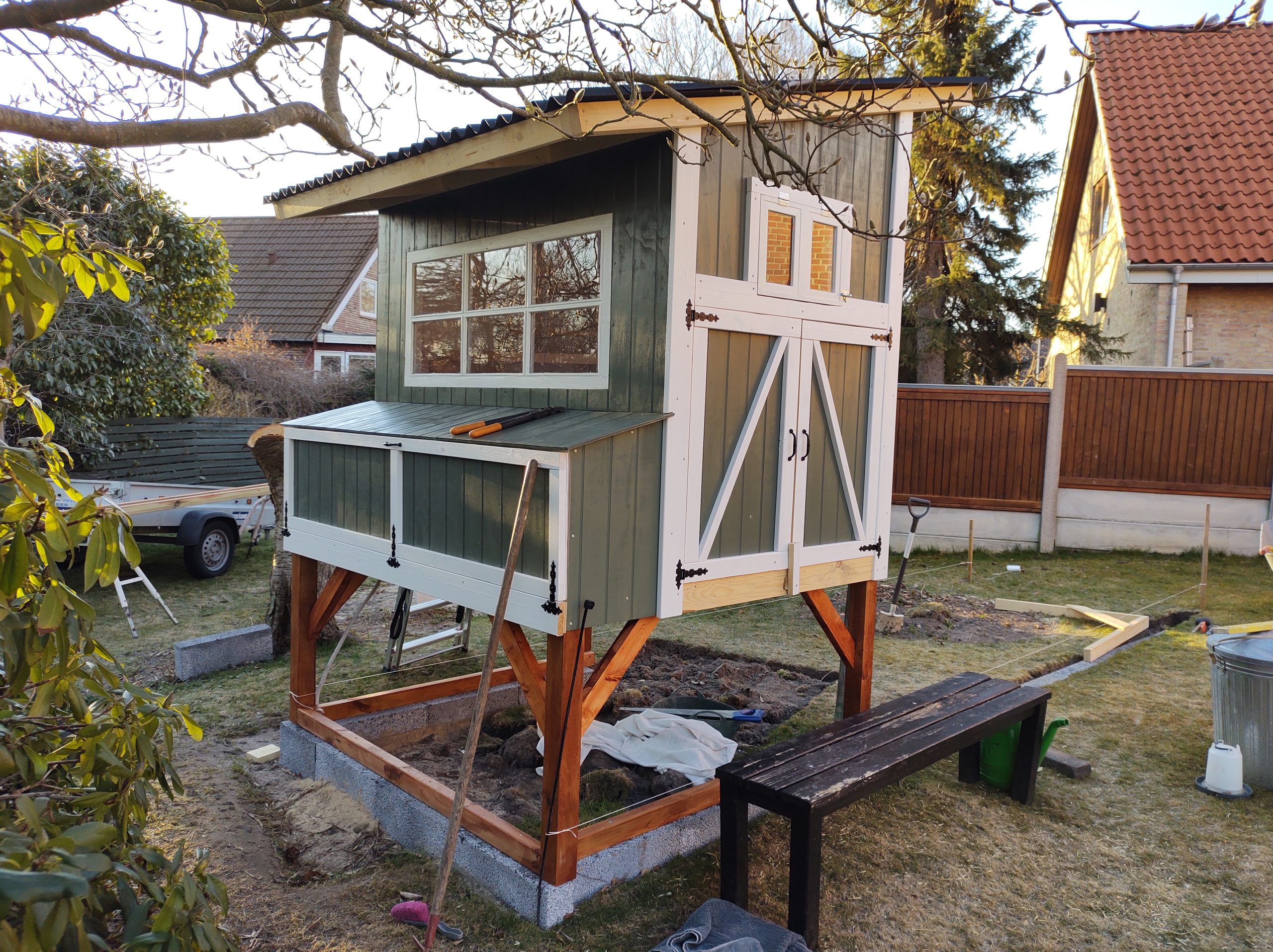 Hönshus med överbyggd gård