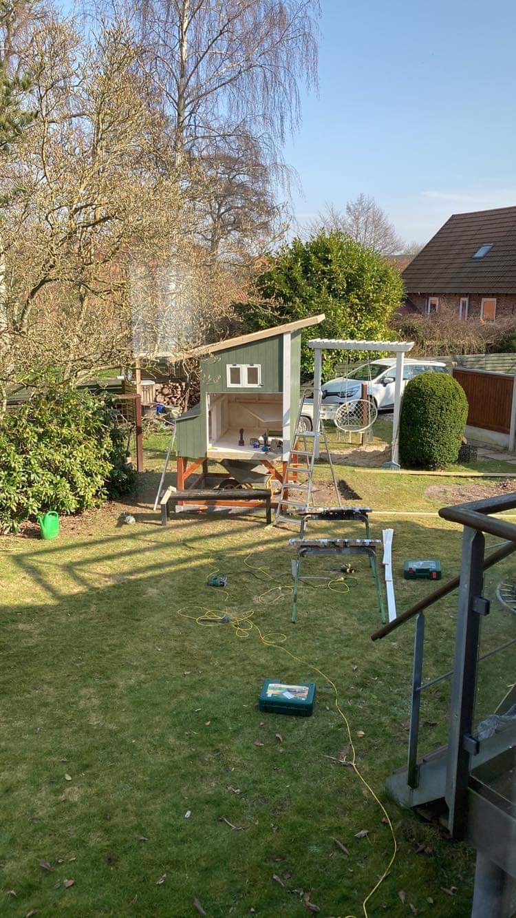 Hönshus med överbyggd gård