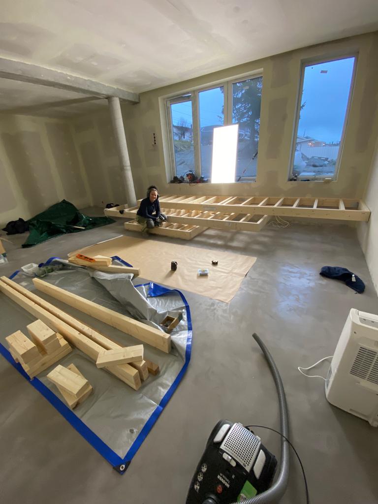 Svævende trappe og faux vinduer