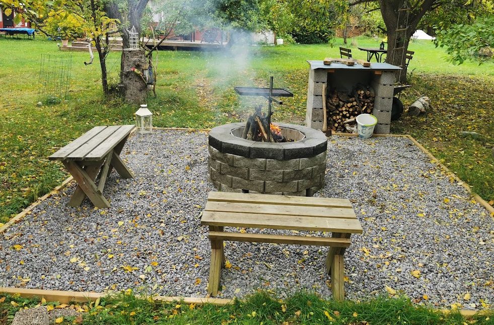 Eldstad byggd av sten