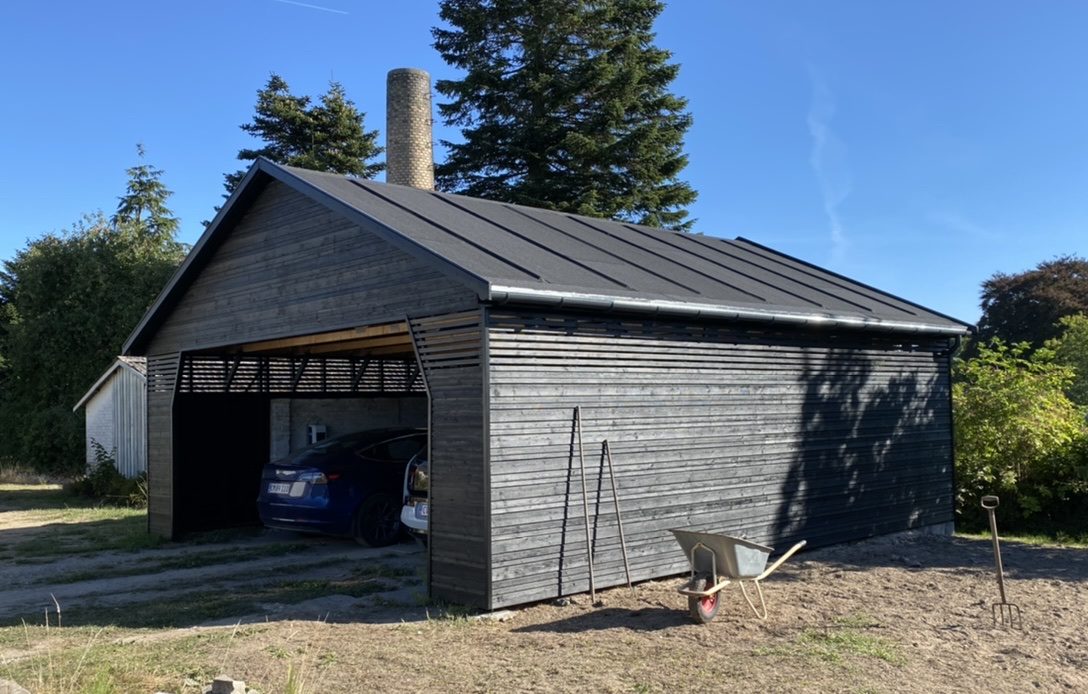 Carport med lukket bod
