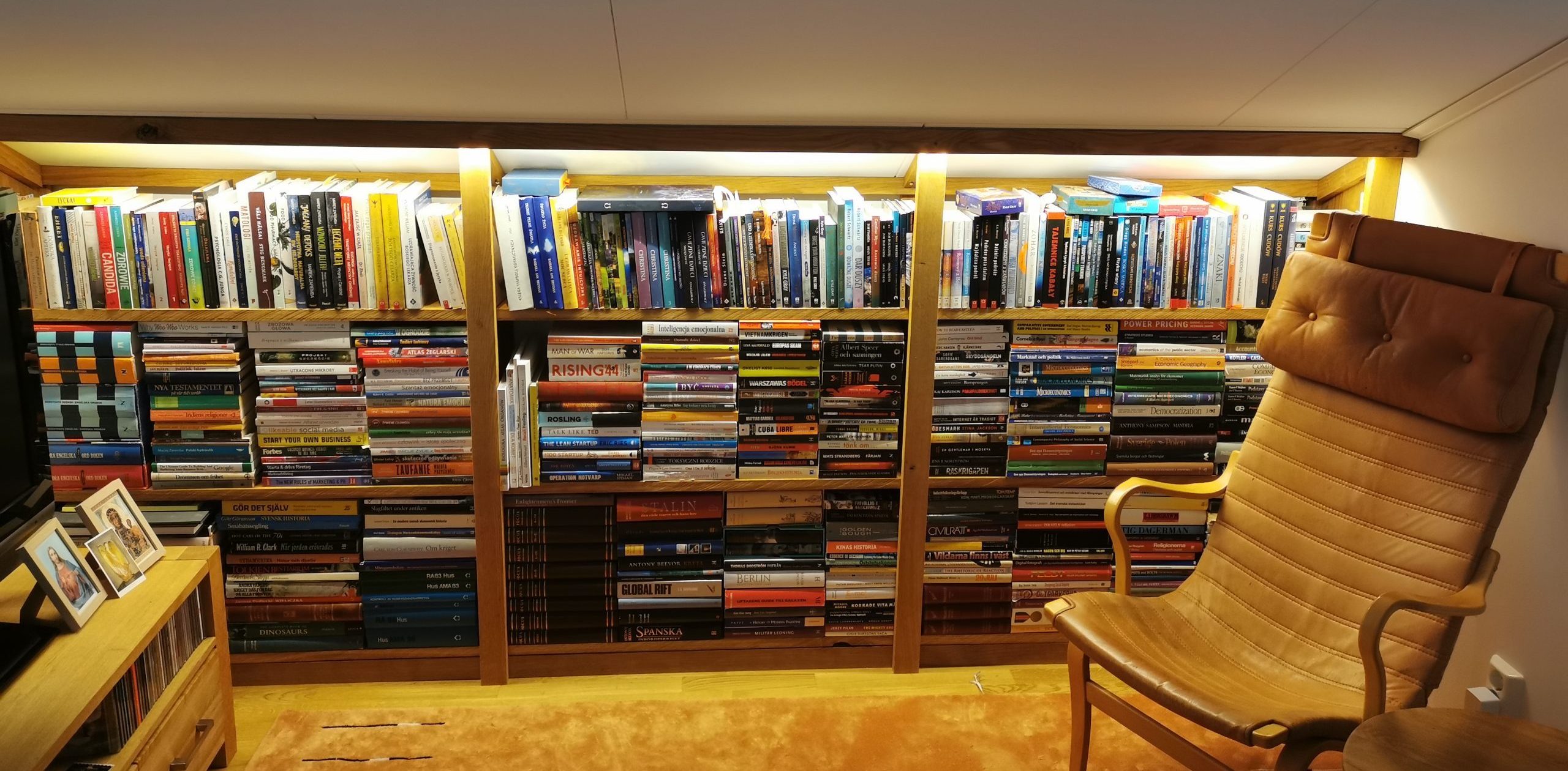 Kirjahylly matalan katon alle