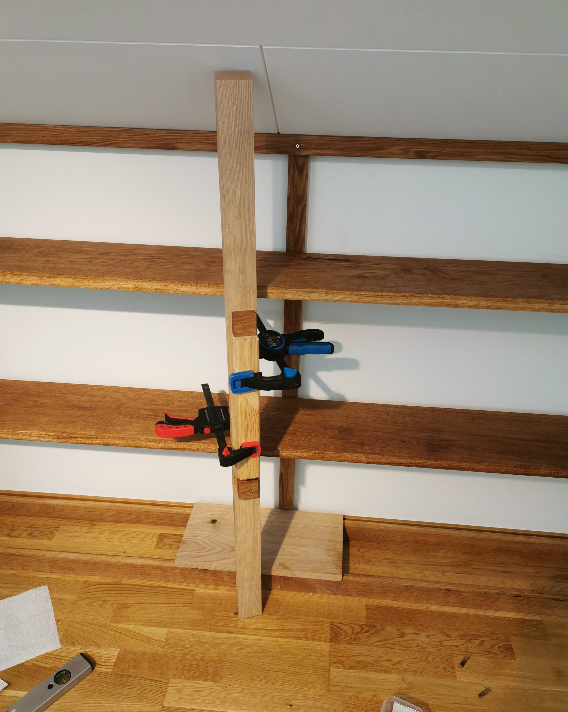 Kirjahylly matalan katon alle