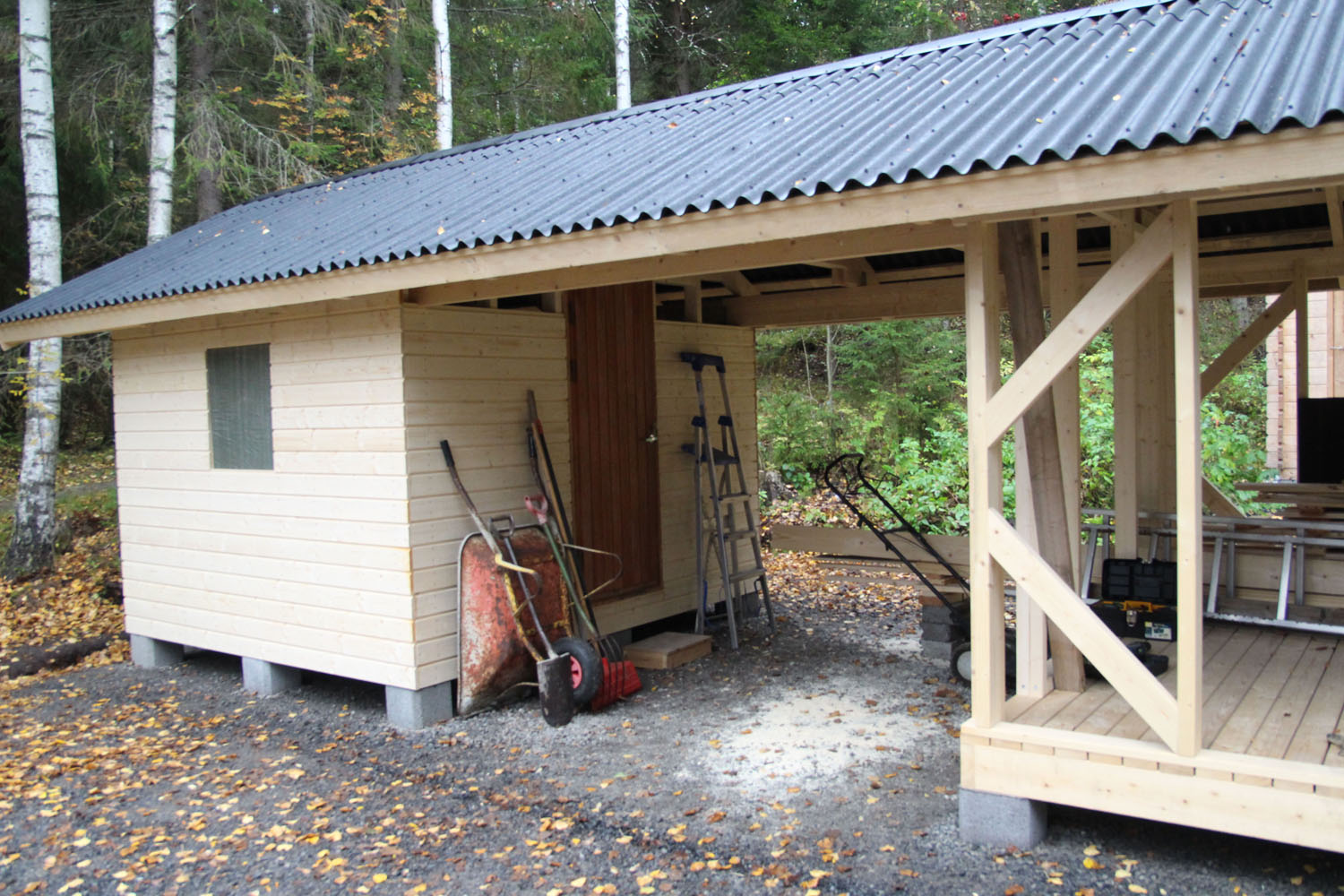 Kombineret anneks og skur til opbevaring