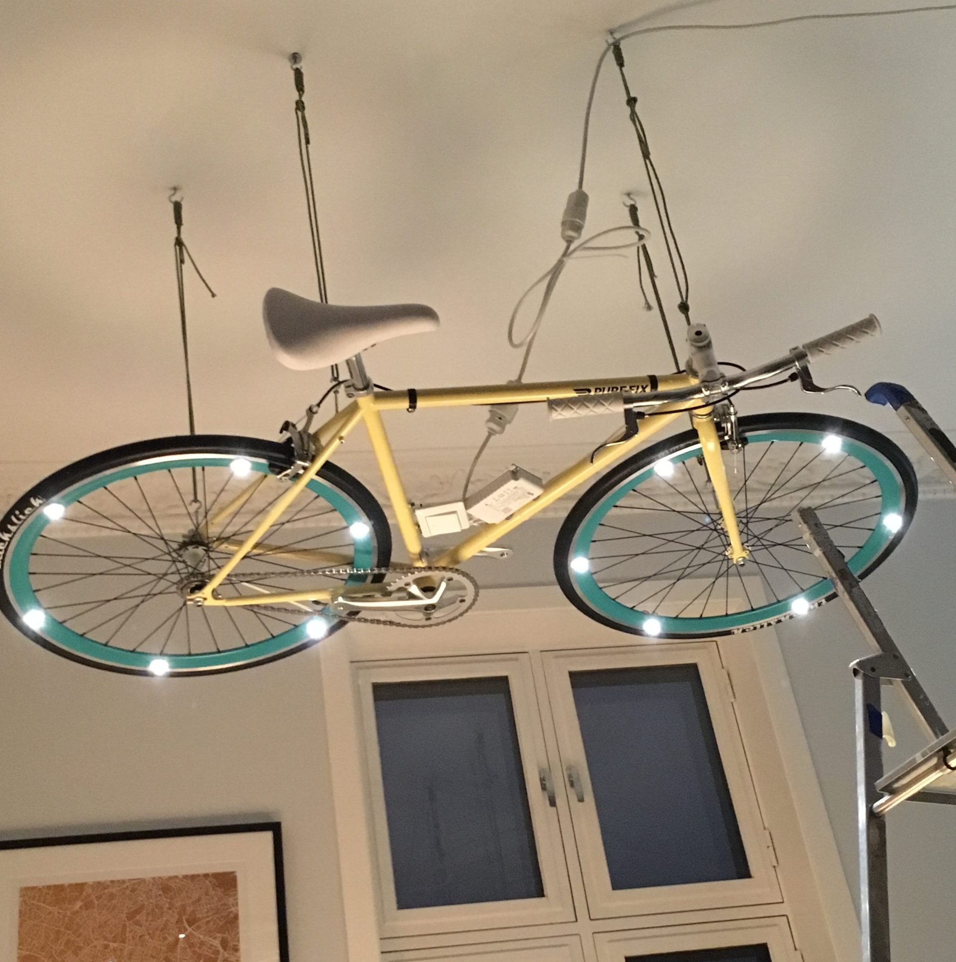 Loftlampe lavet af en cykel