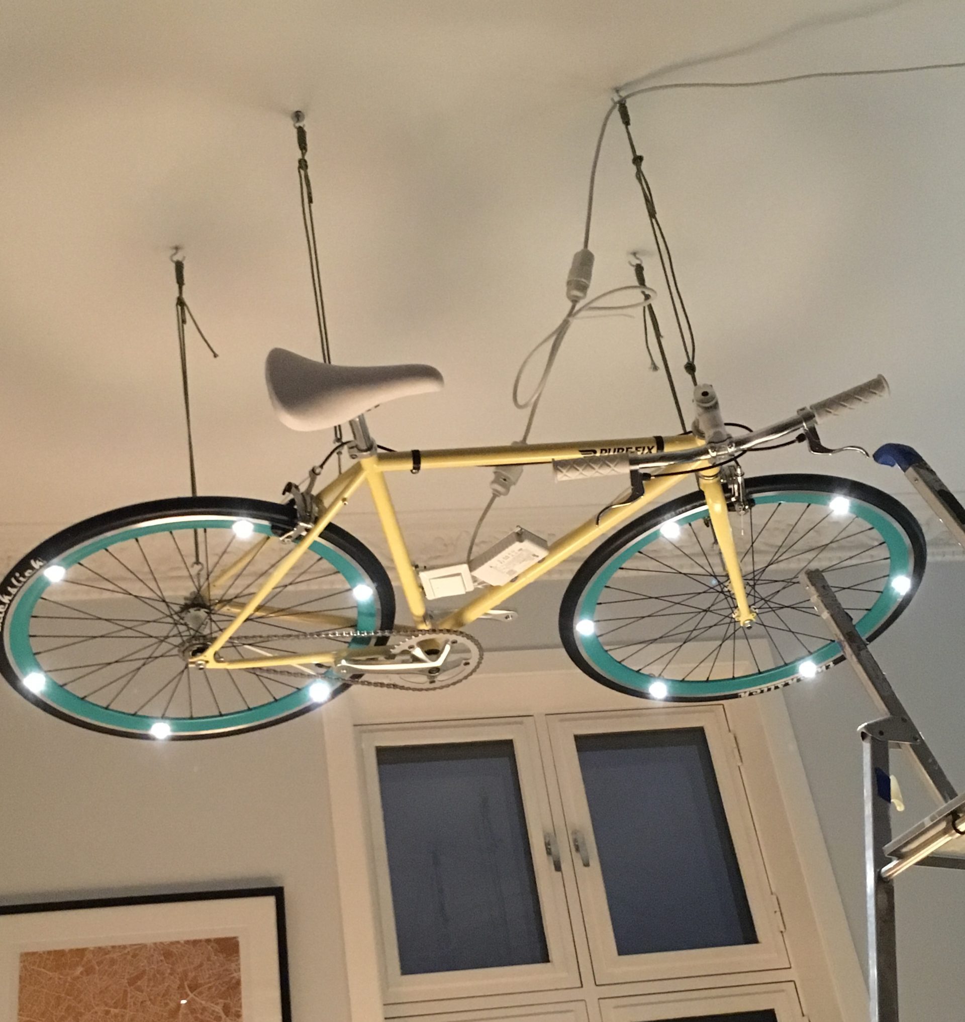 Taklampe laget av en sykkel