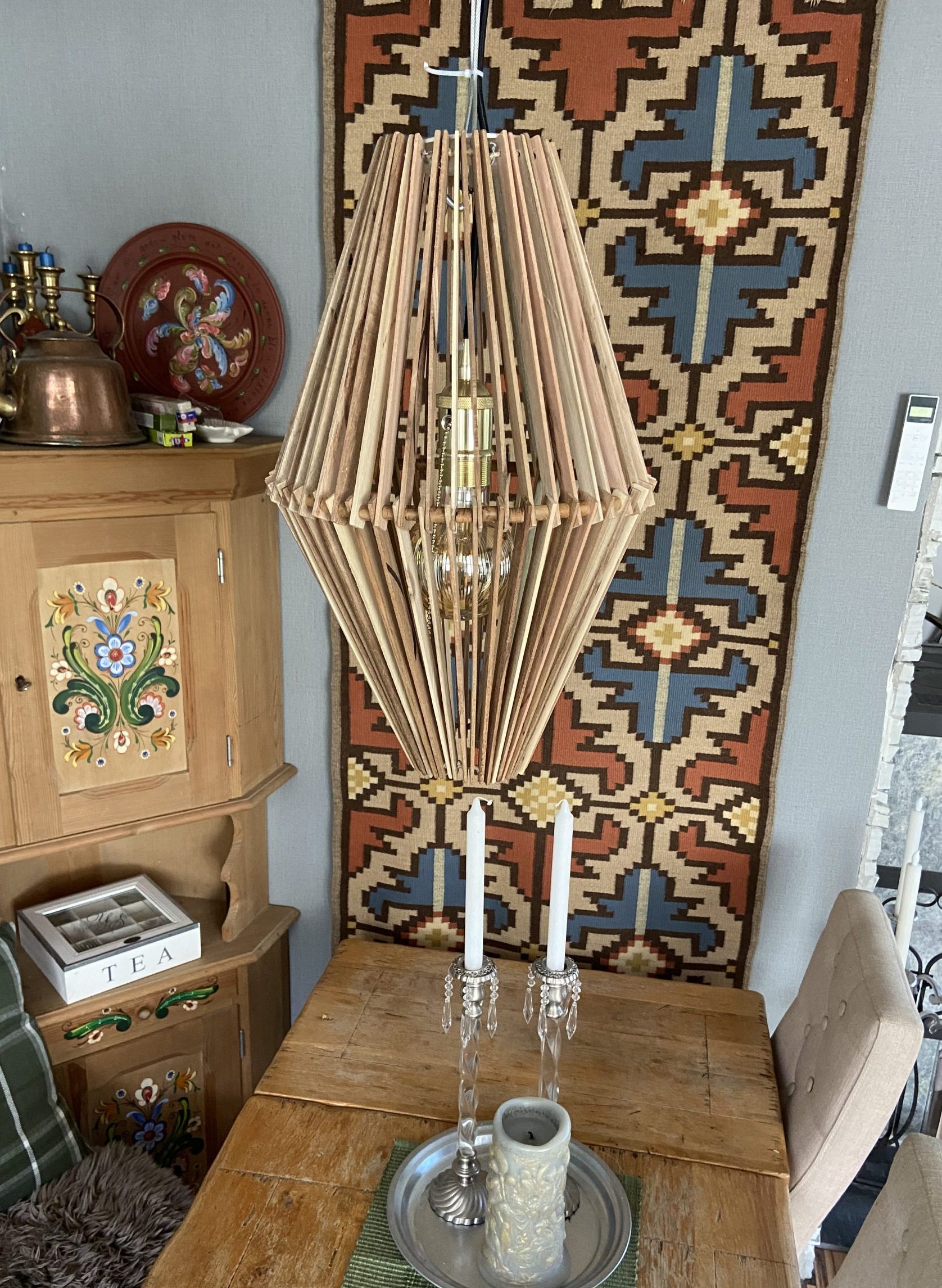 Lampe laget av restmaterialer