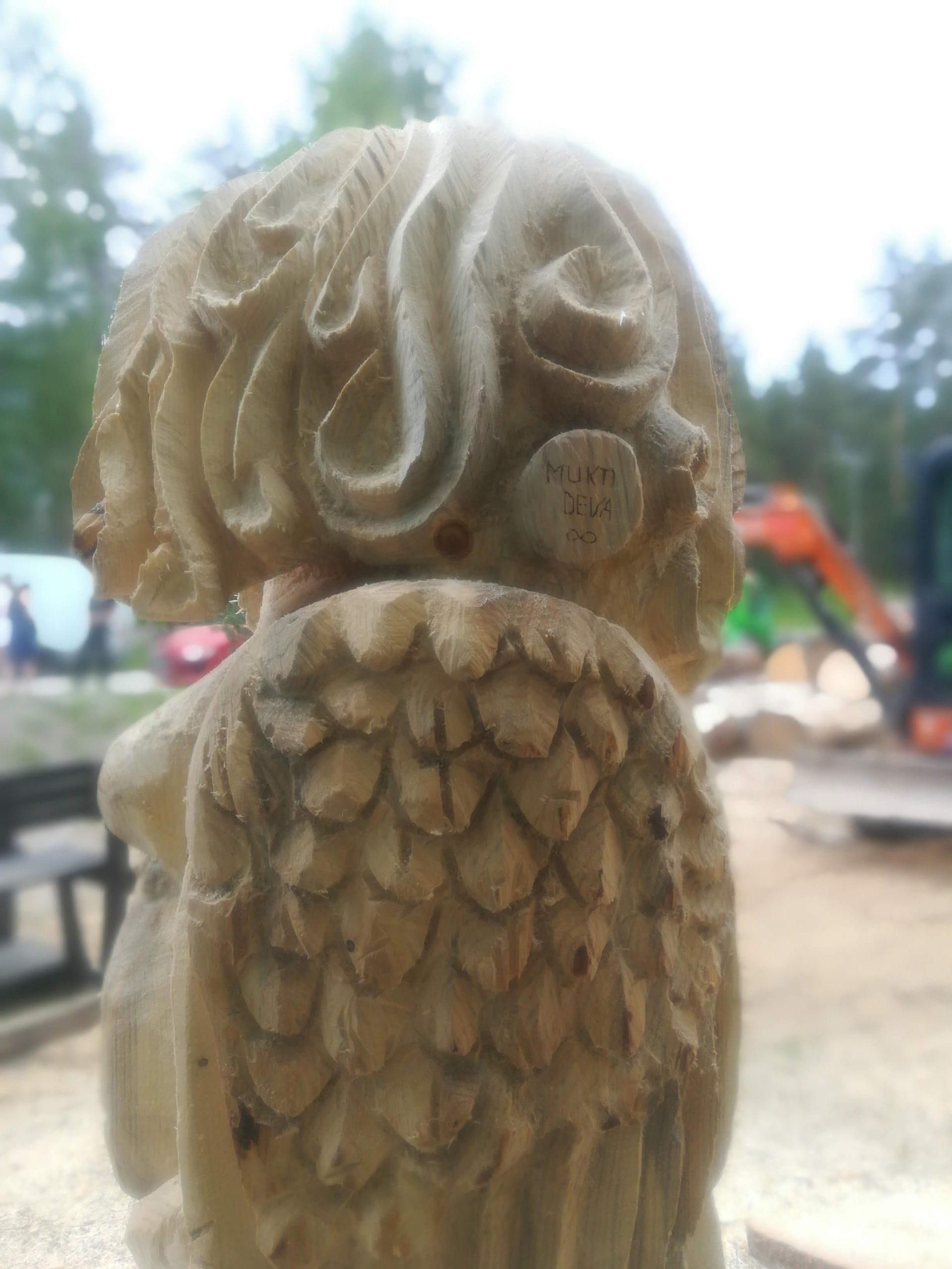 Kvinde udskåret i træ