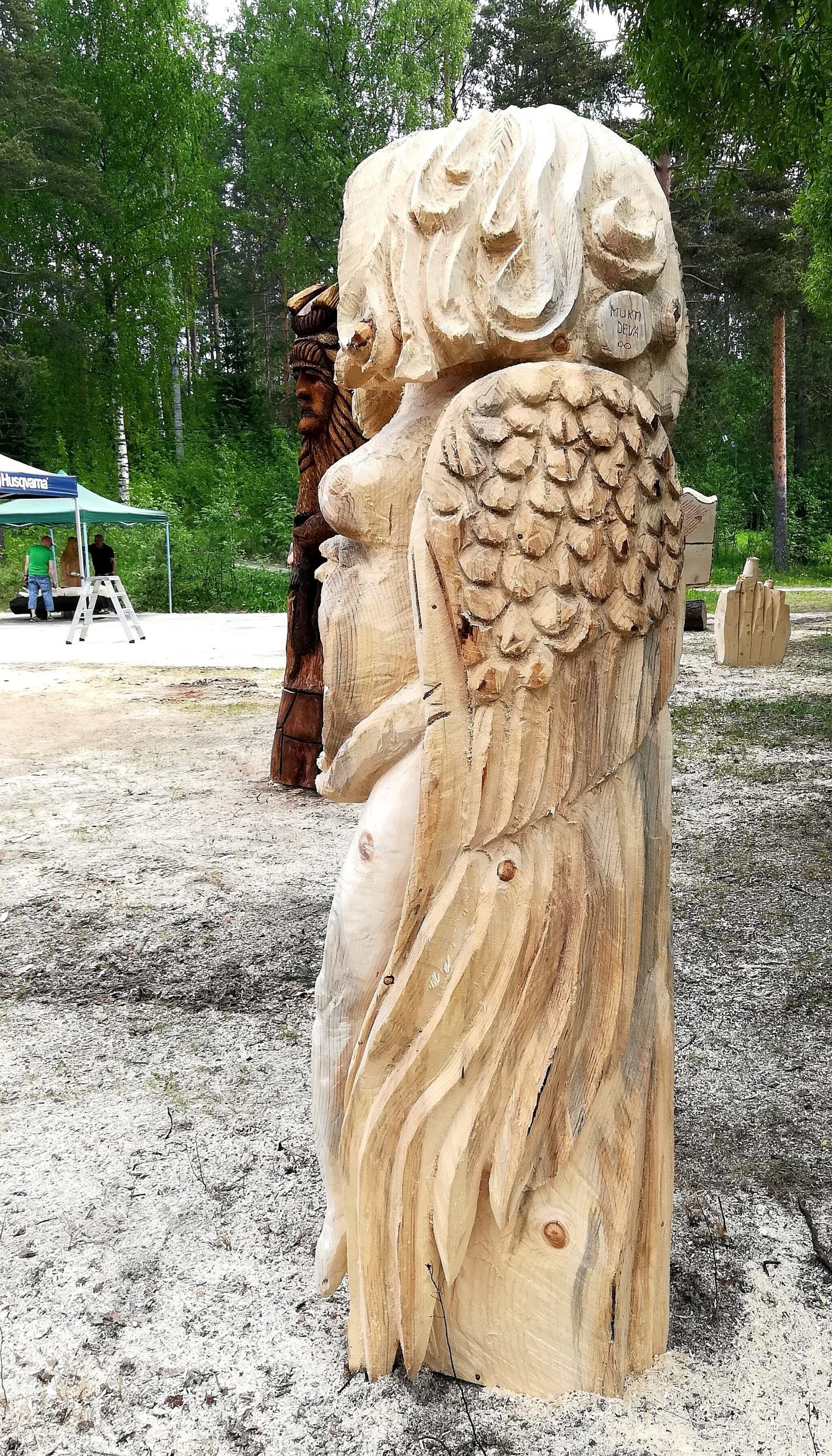 Kvinde udskåret i træ