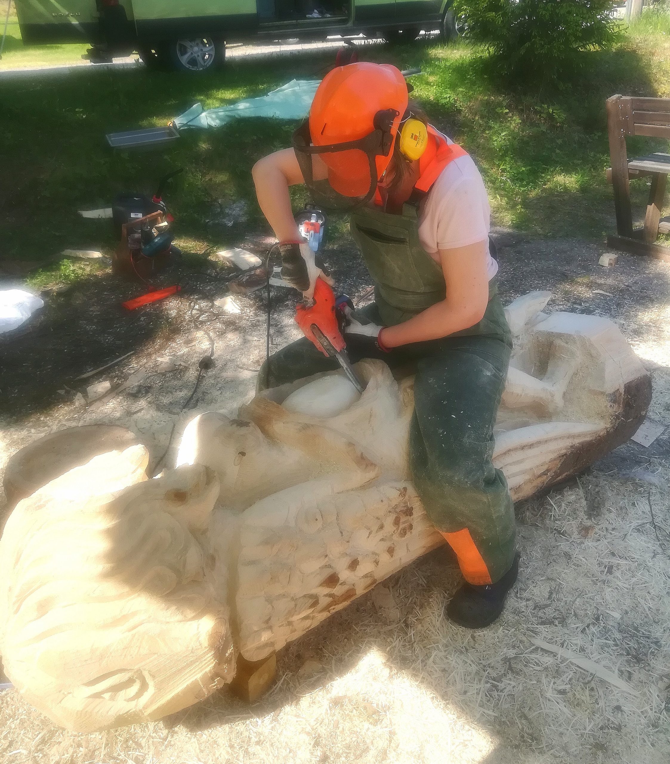 Kvinde udskåret i træ