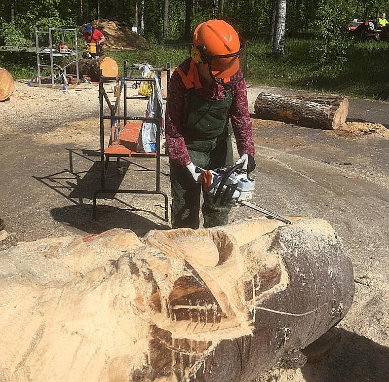 Kvinde udskåret i træ