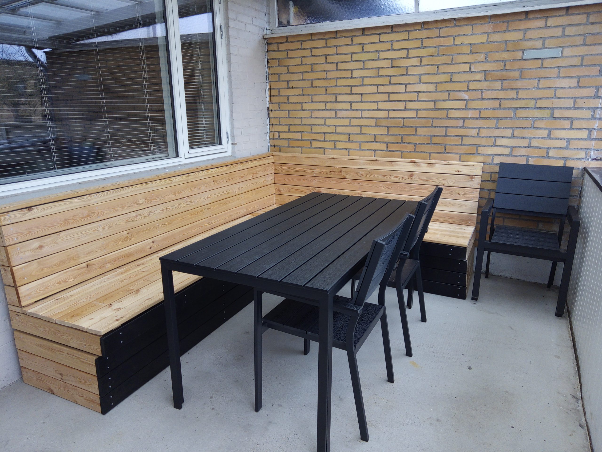 Hjørnesofa til terrassen med oppbevaring