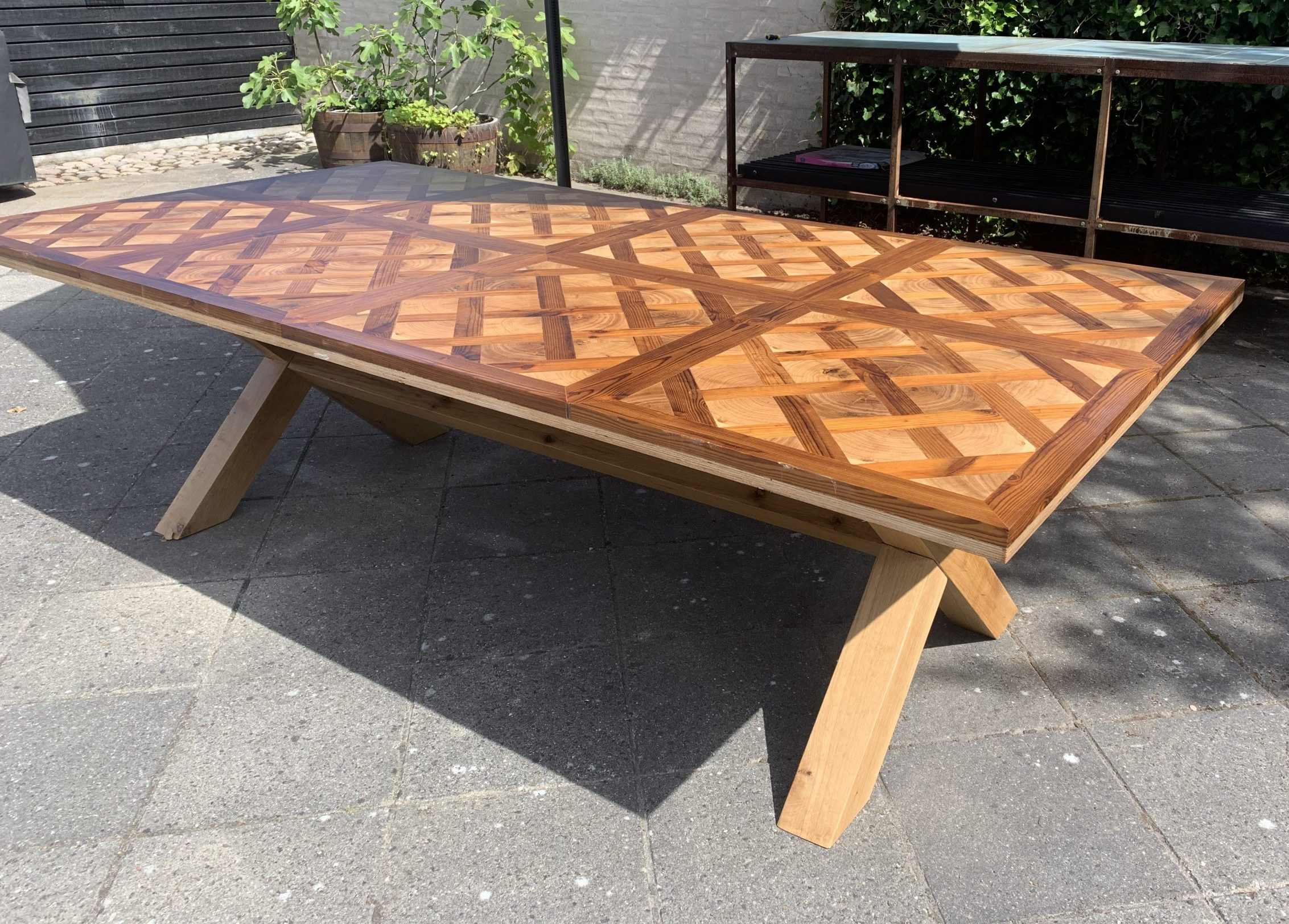 Spisebord af træ til gården