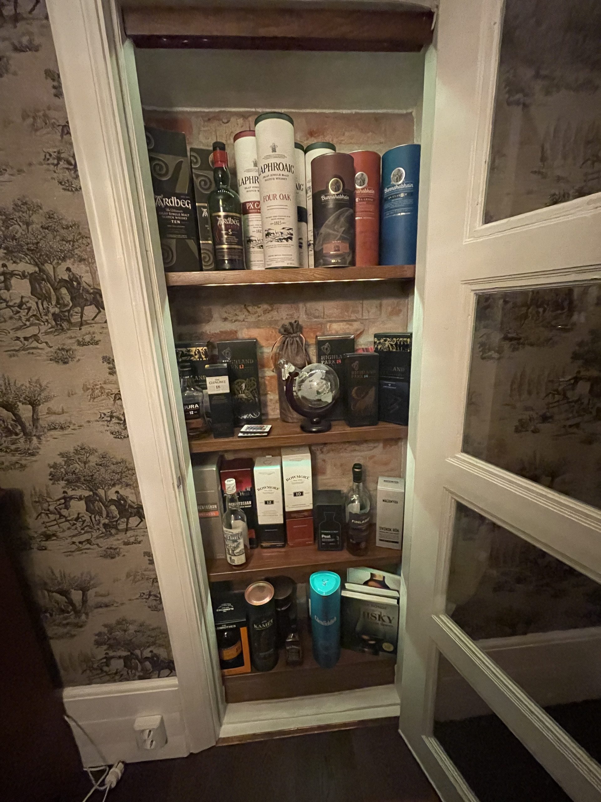 Whiskyskap i gammel dør