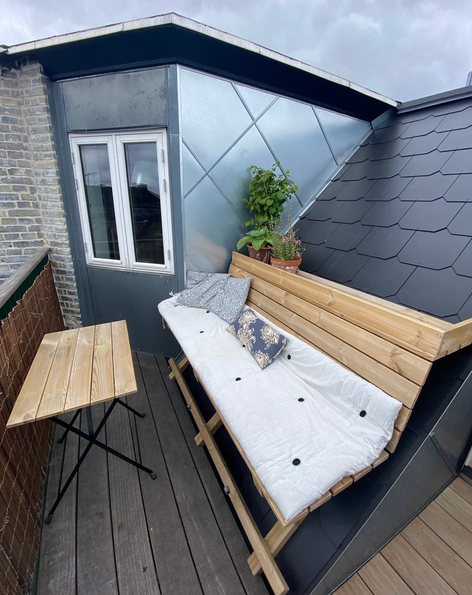 Benk med hylle på altanen