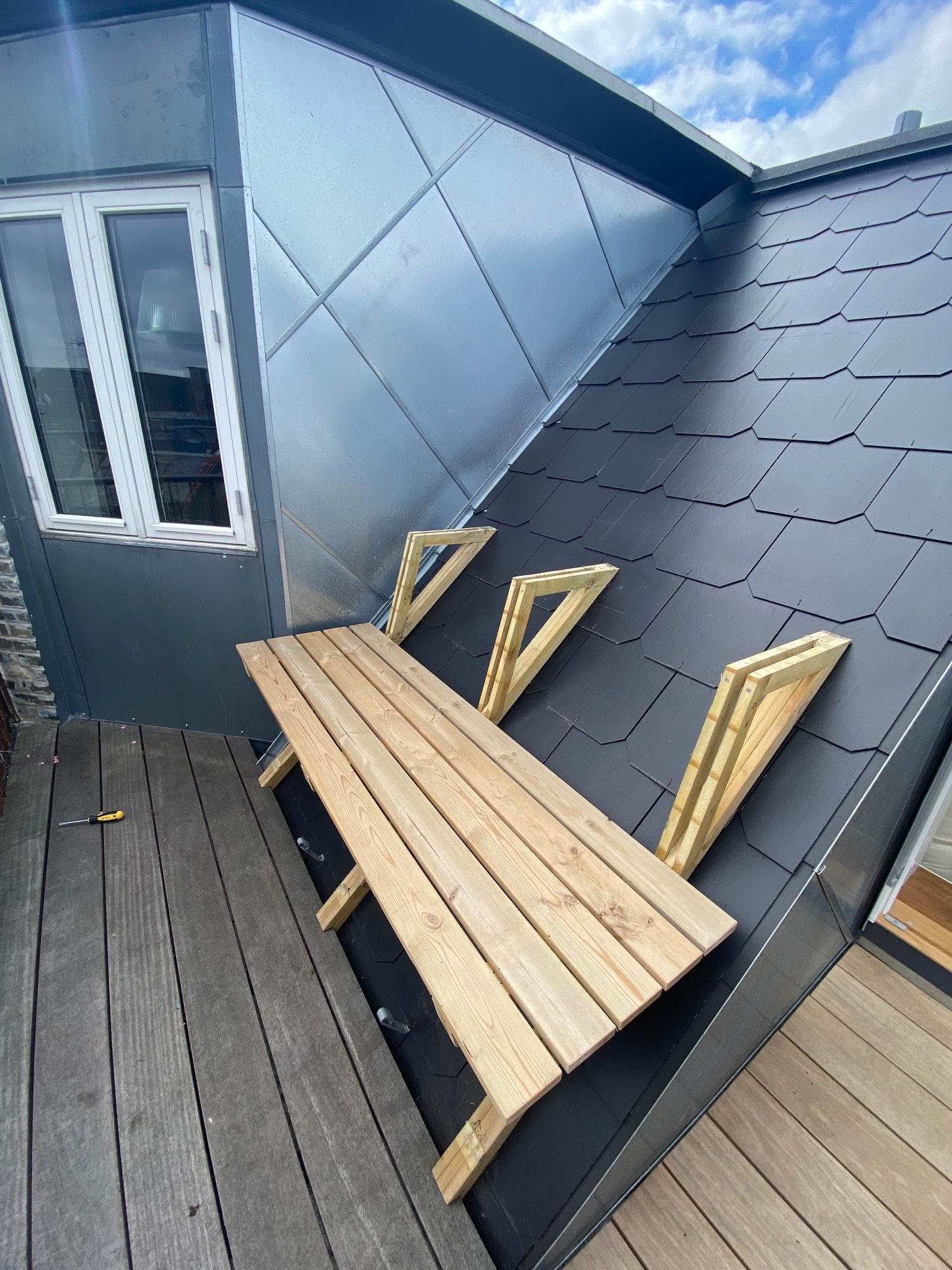 Benk med hylle på altanen