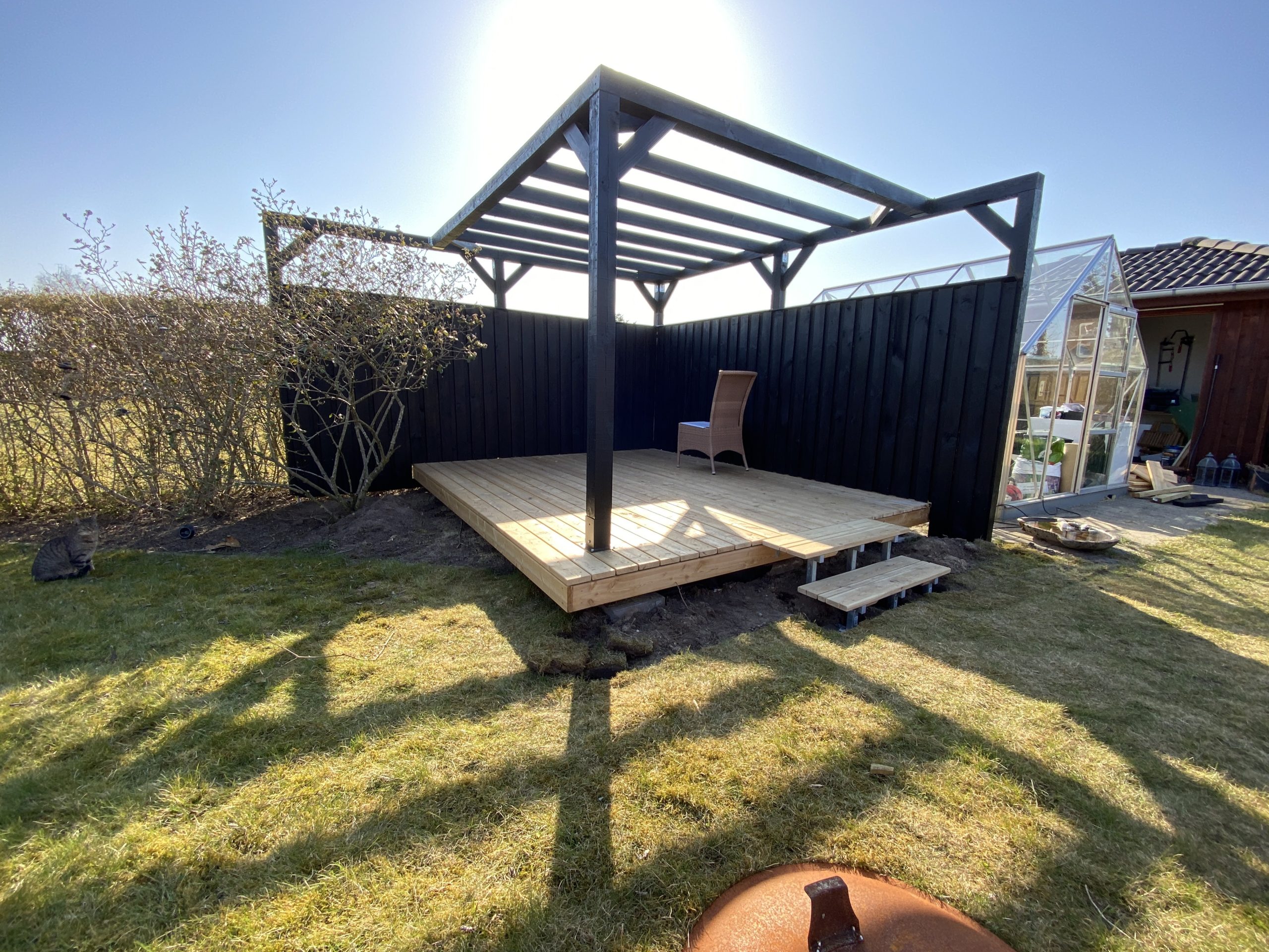 Terrasse med pergola og innebygget benk