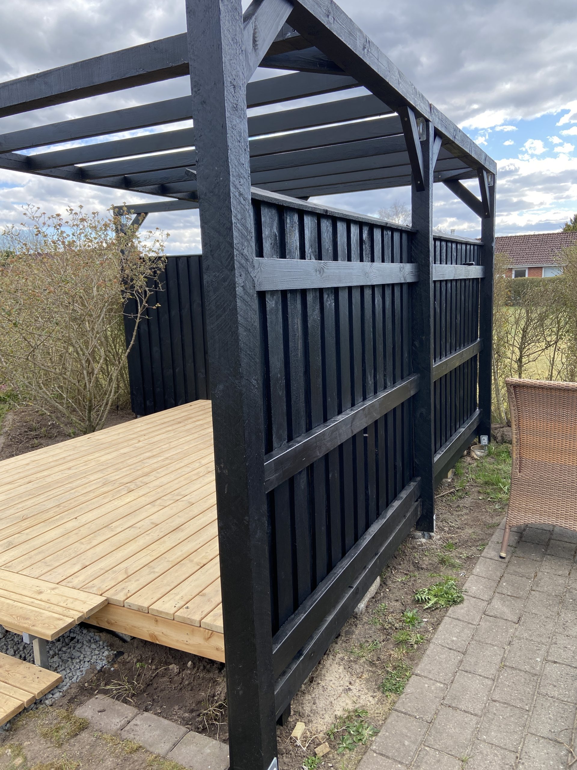 Terrasse med pergola og innebygget benk