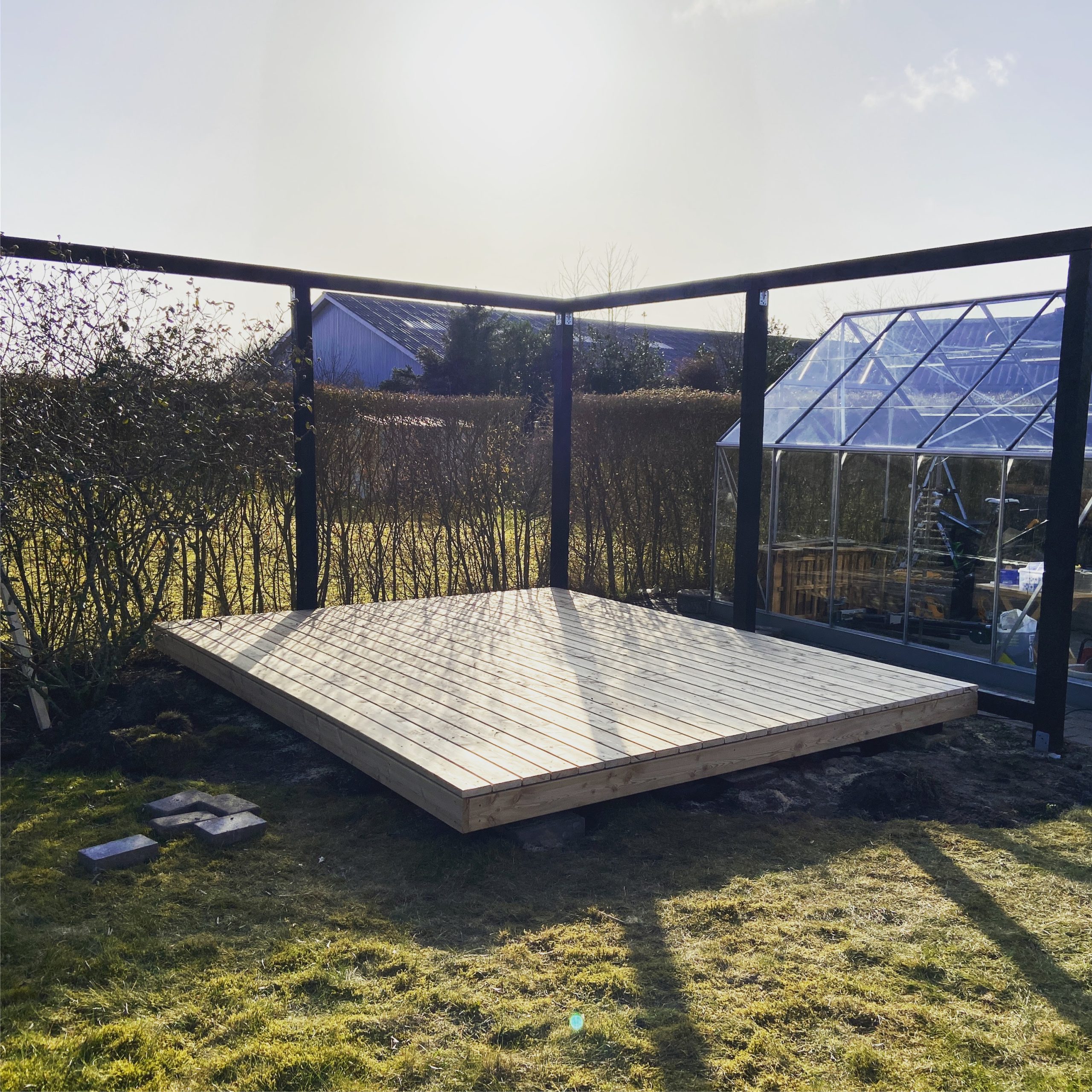 Terrasse med pergola og innebygget benk