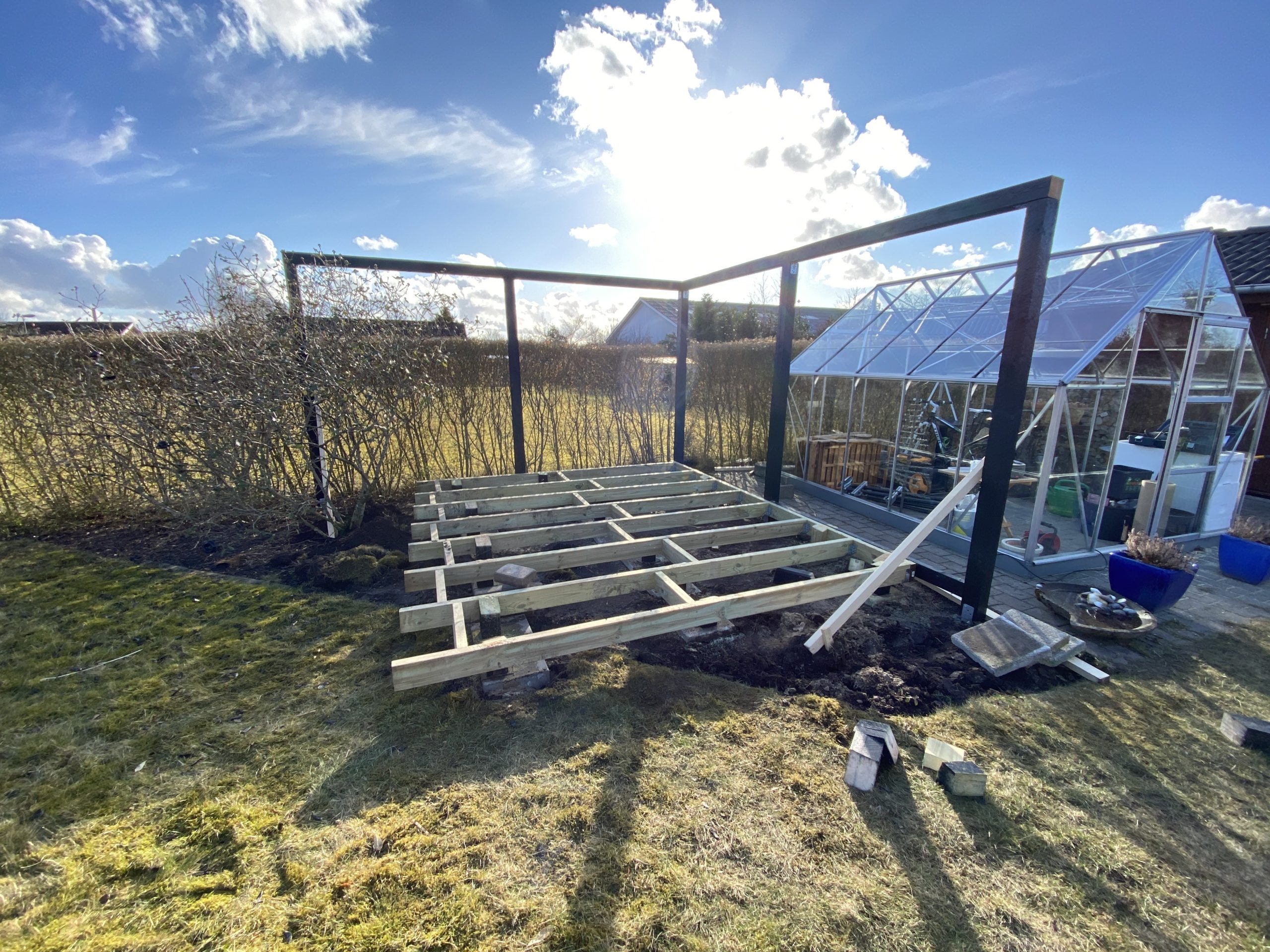 Terrasse med pergola og innebygget benk