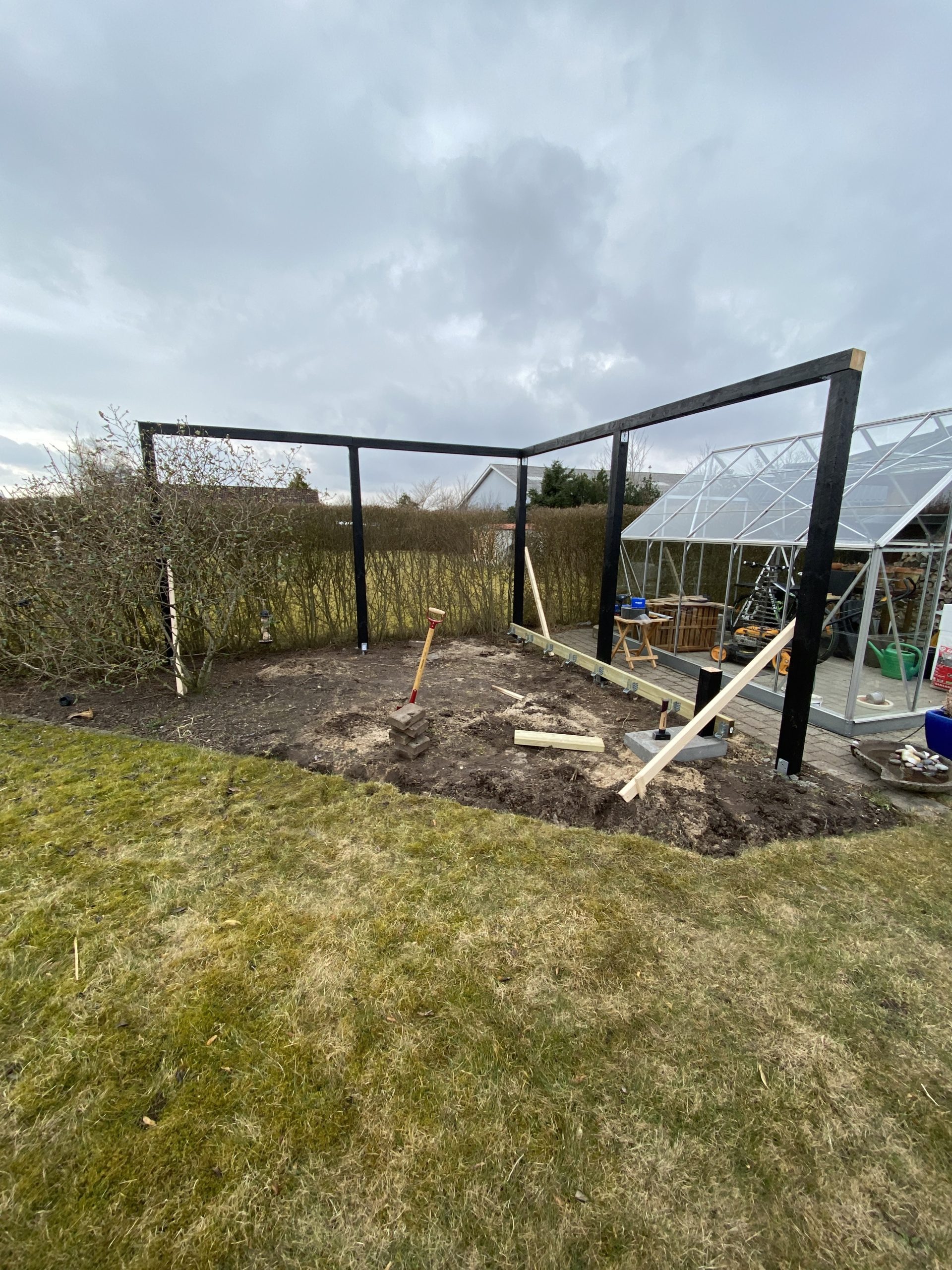 Terrasse med pergola og innebygget benk