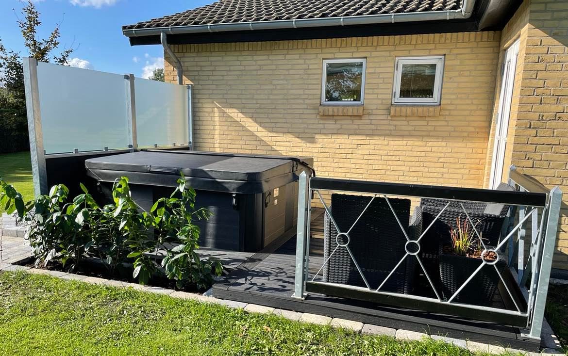 Terassi spanurkkauksella ja lasiaidalla