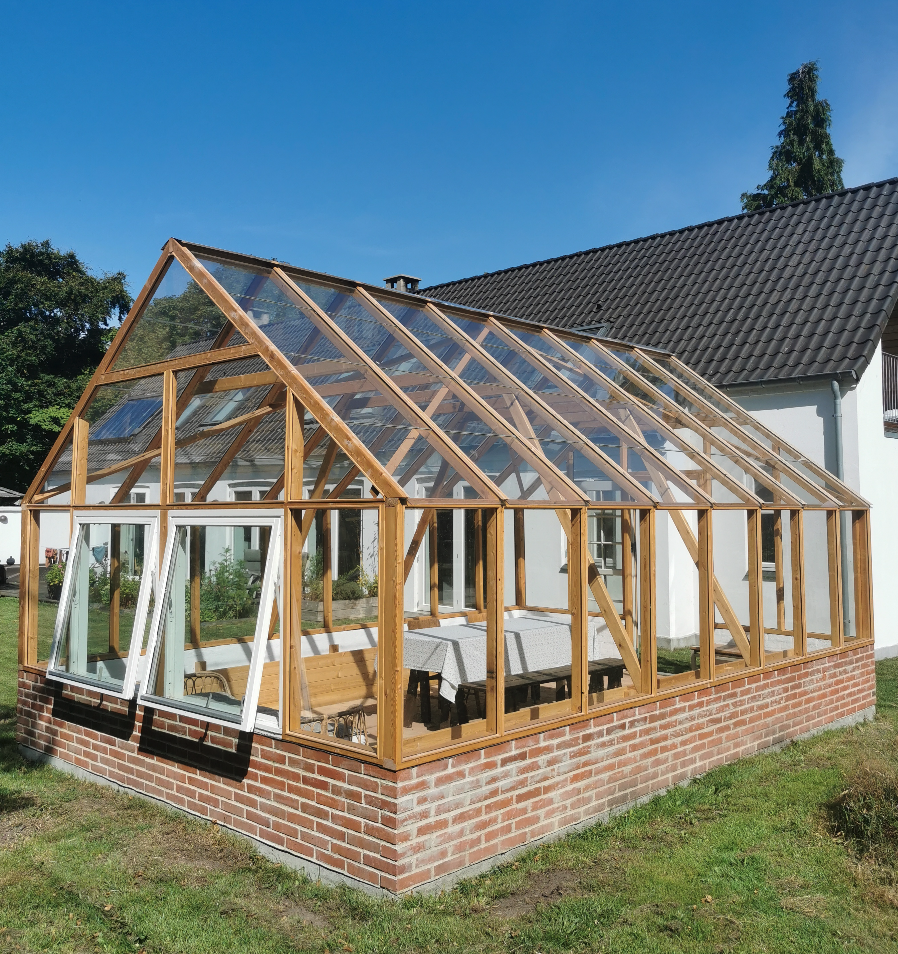 Stort orangeri med tegelstensgolv