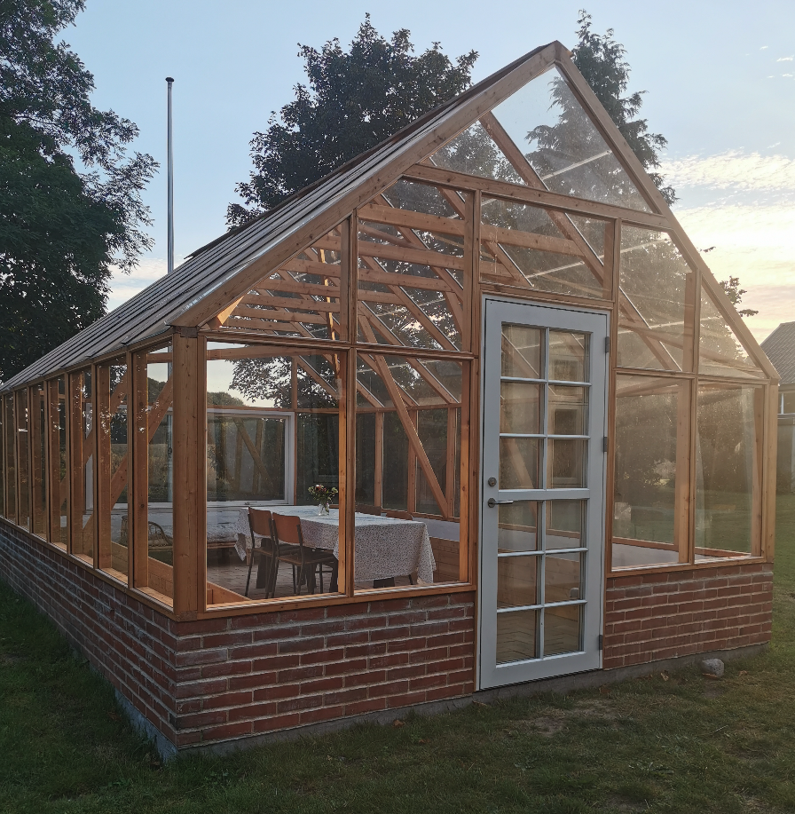 Stort orangeri med tegelstensgolv