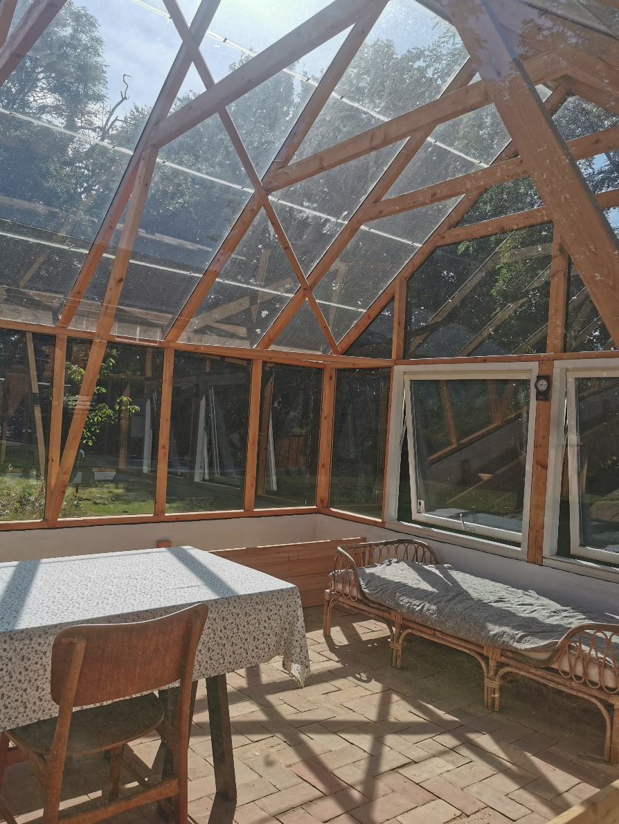 Stort orangeri med tegelstensgolv