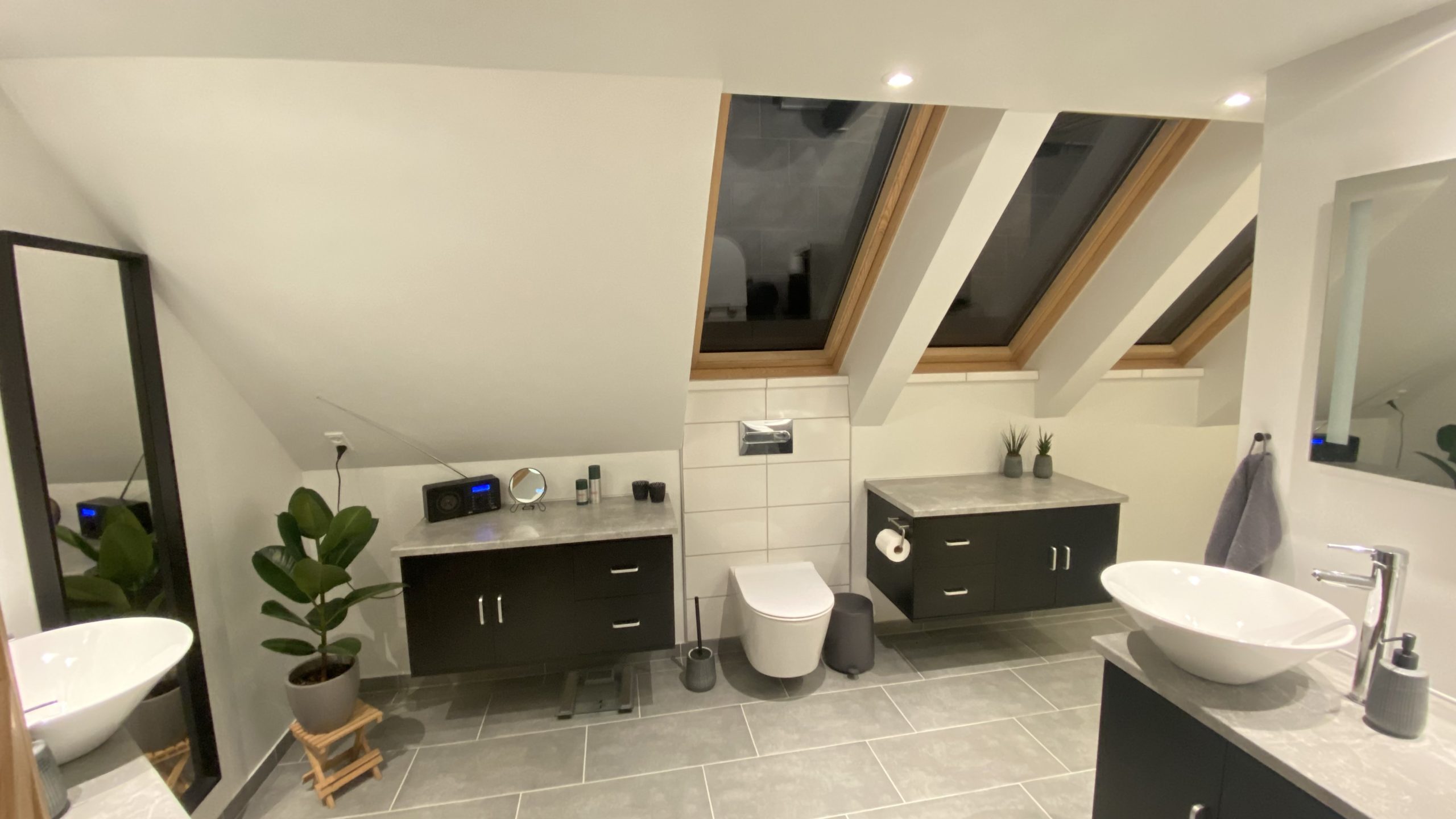 Yläkerran kylpyhuone