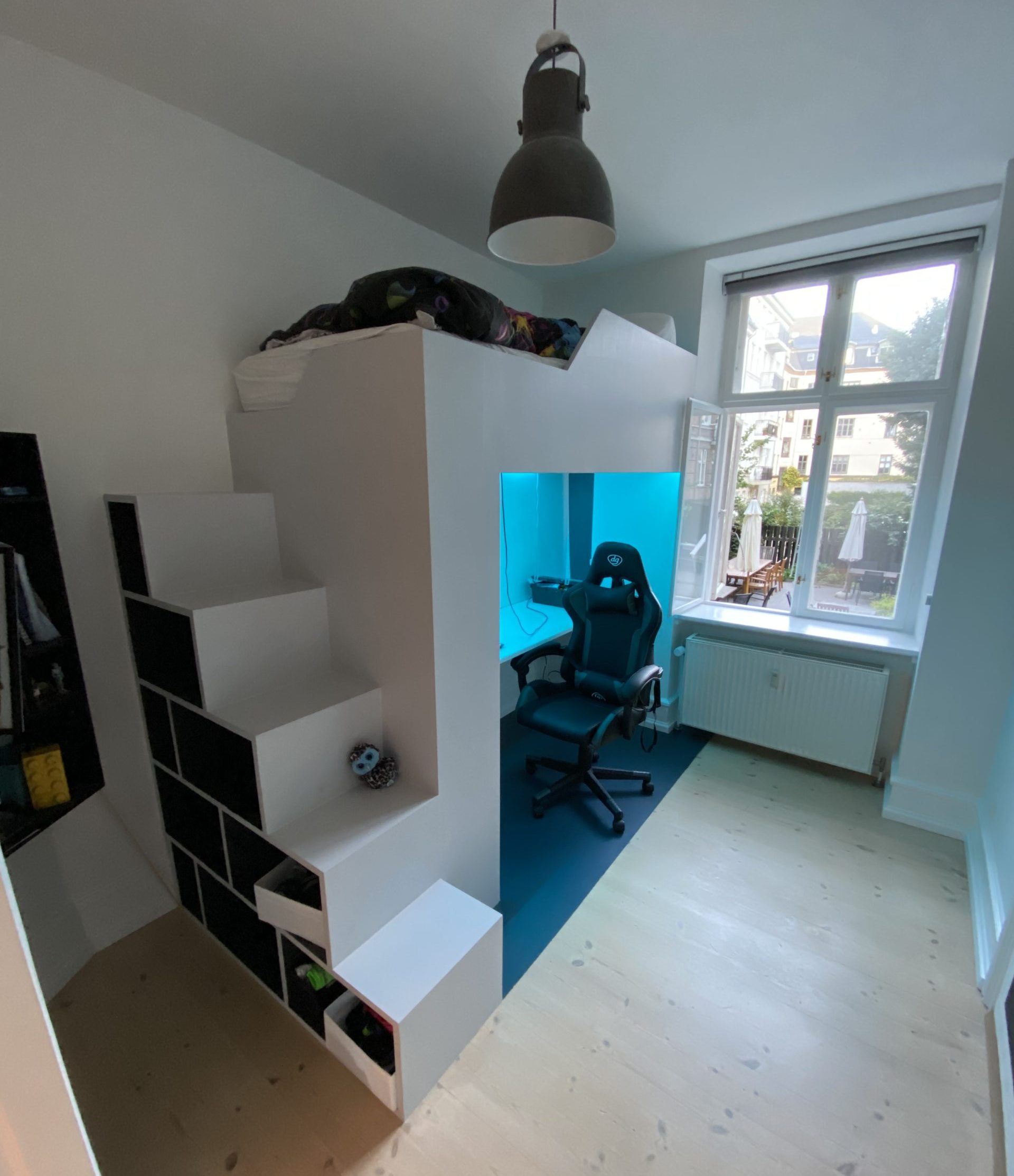 Hevet seng med skrivebord og oppbevaring