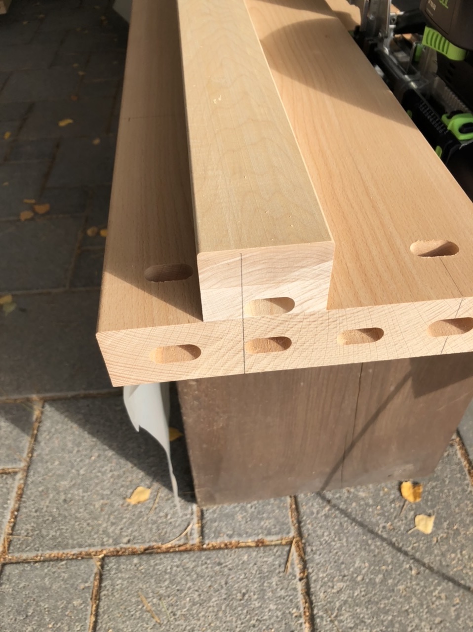 Seng med gavl af bøg og kirsebær