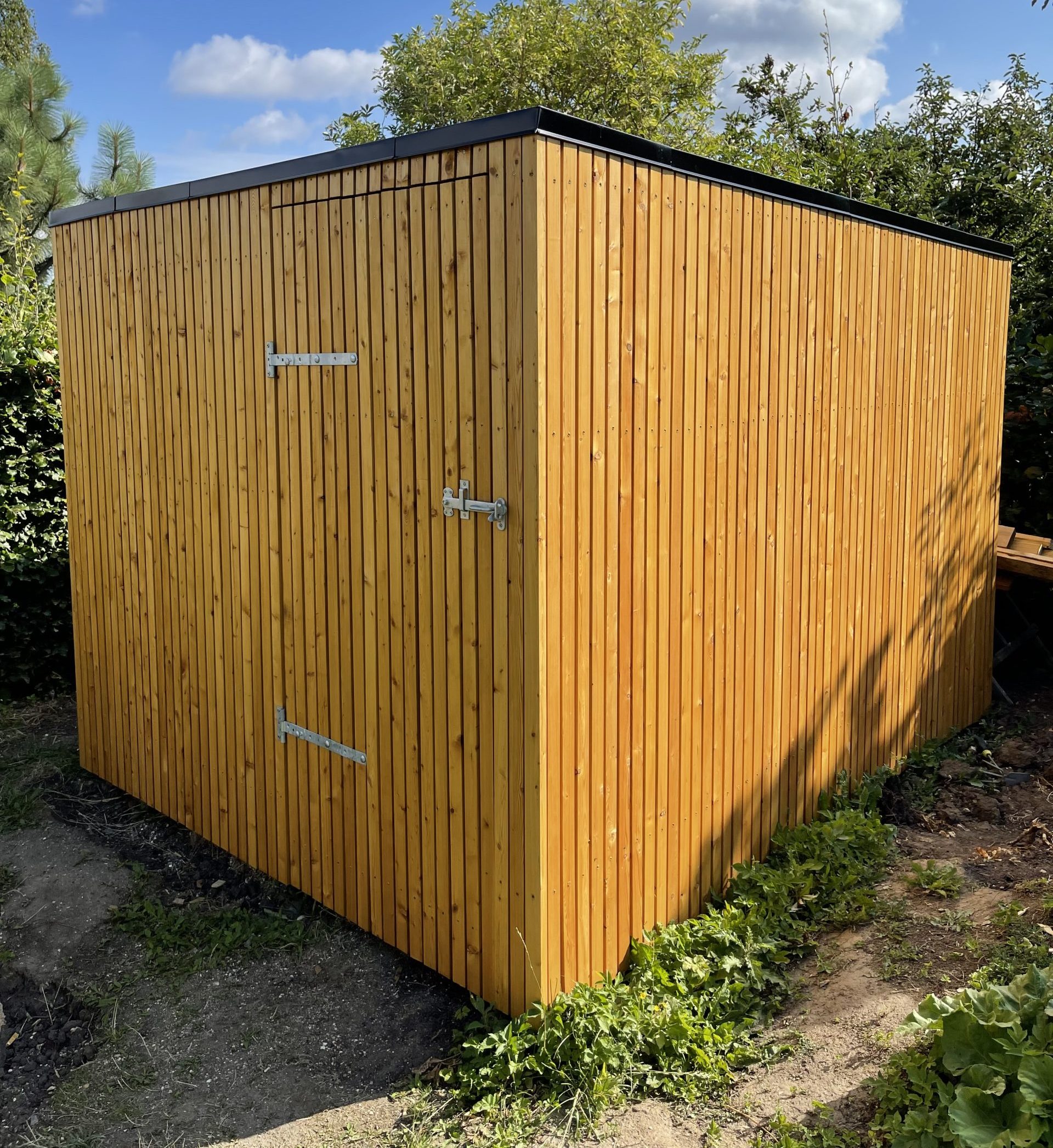 Skur med åben beklædning