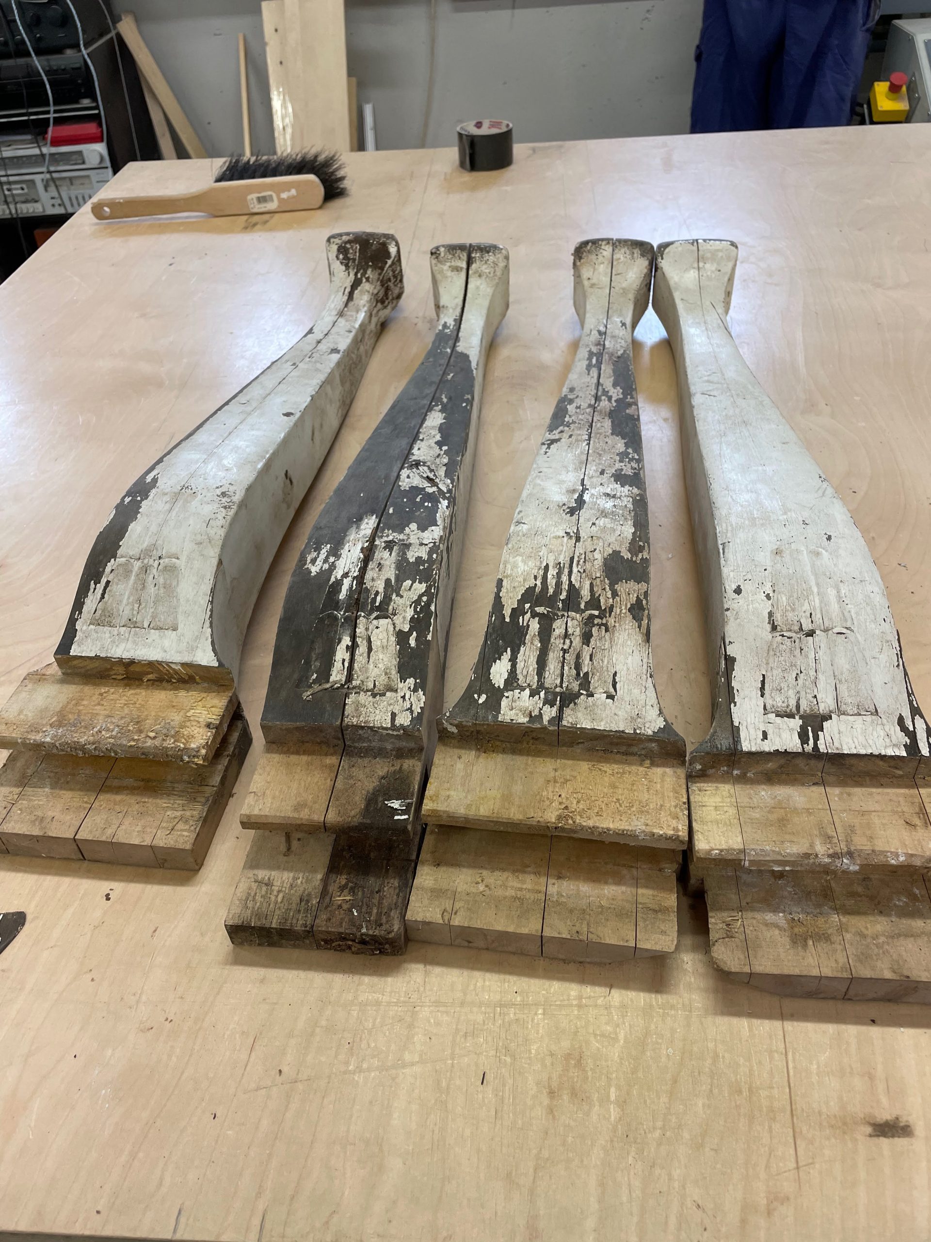 Bord med klap i genbrugsmaterialer