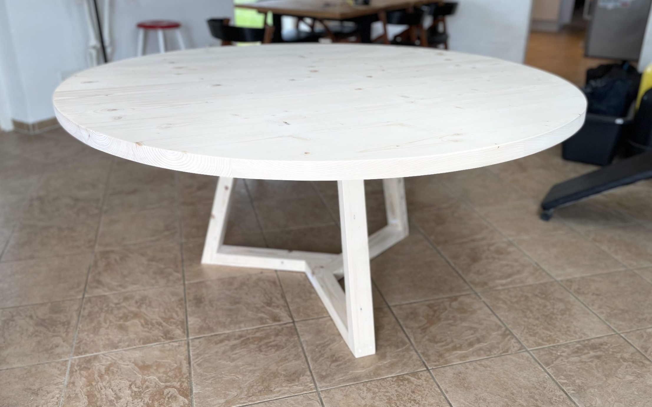 Pyöreä pöytä kierrätyspuusta