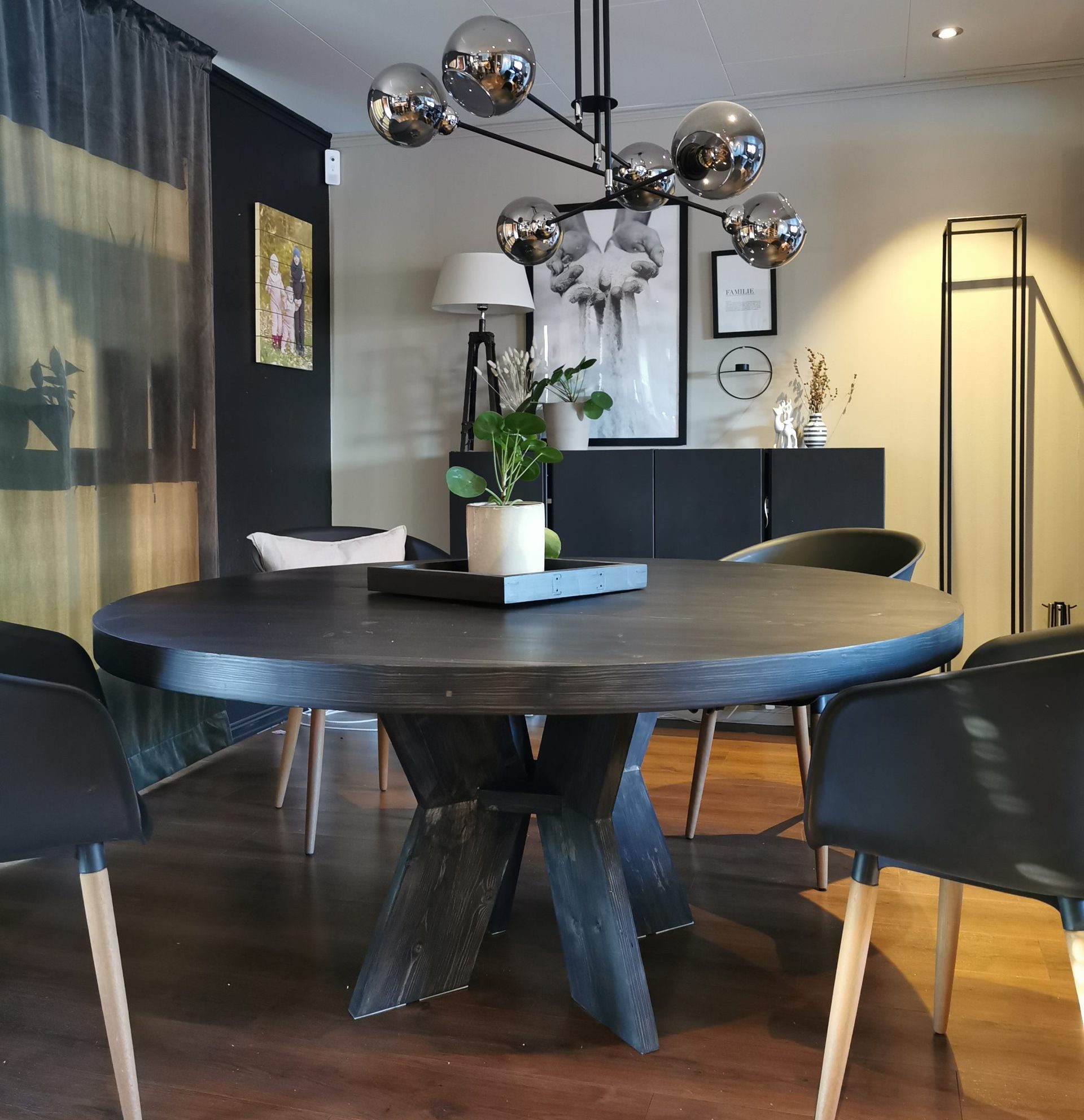 Pyöreä ruokapöytä liukukiskolla