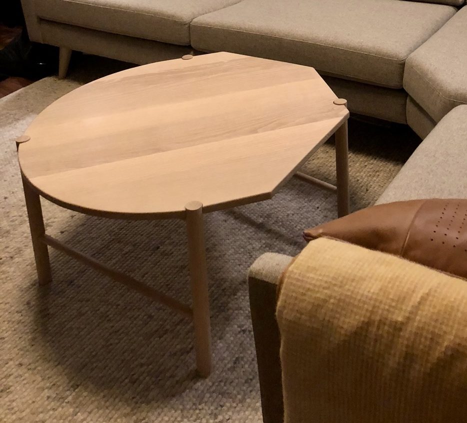 Sohvapöytä erikoisleikkauksella