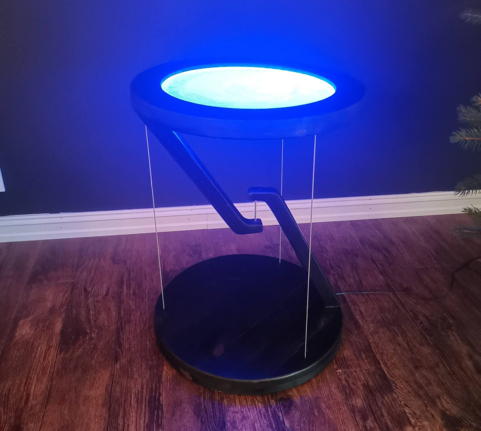 Pöytä RGBW-led-valoilla