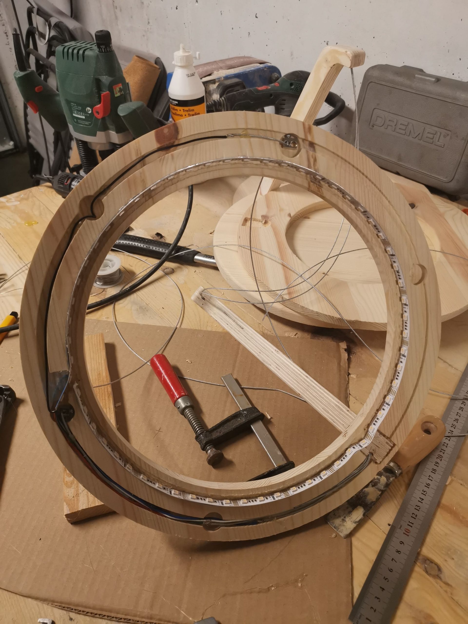 Bord med indbygget RGBW LED lys