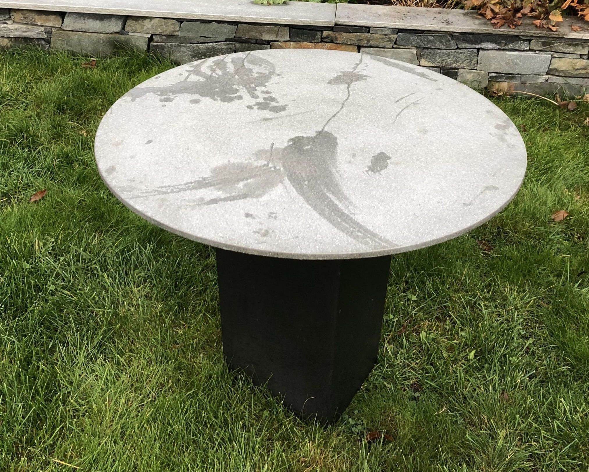 Kaksi pöytää pihakalusteina