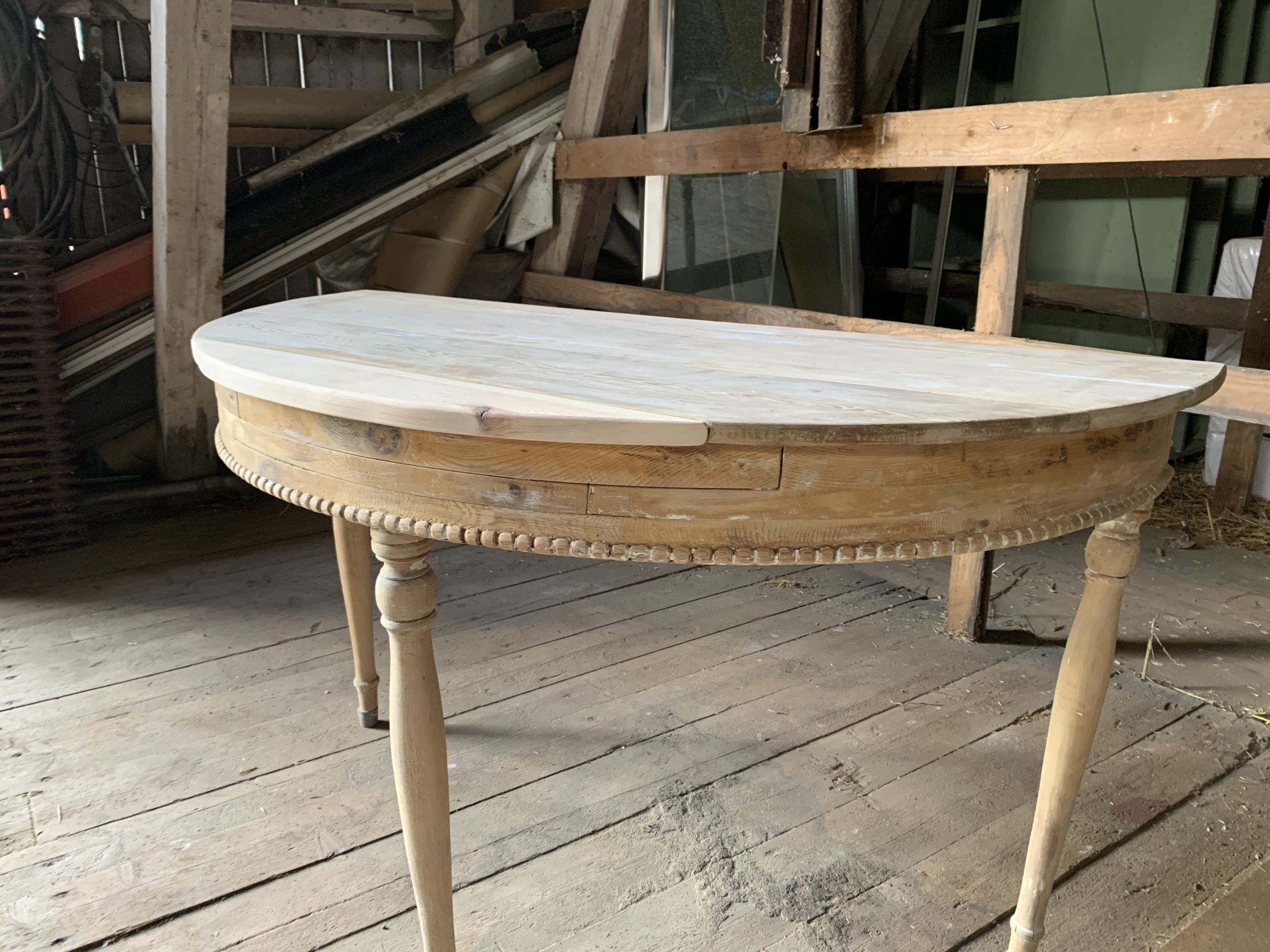 Istandsættelse af gammelt sidebord