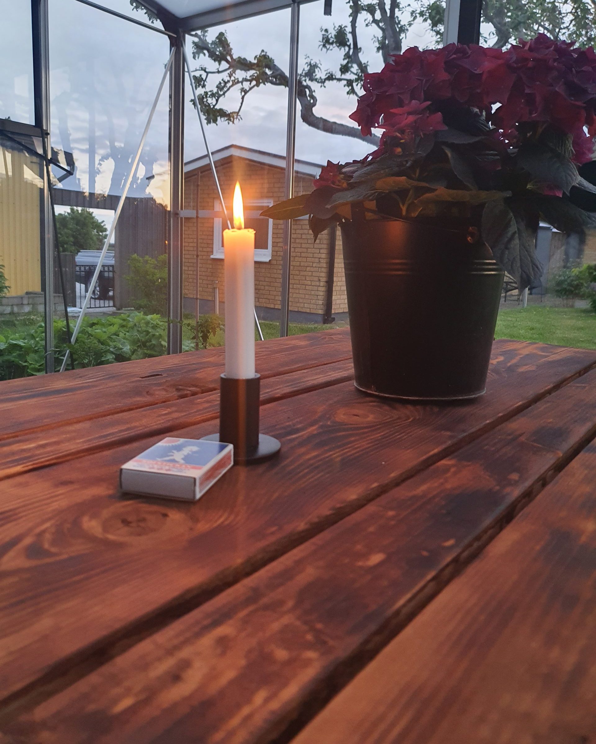 Pöytä jämäpuista